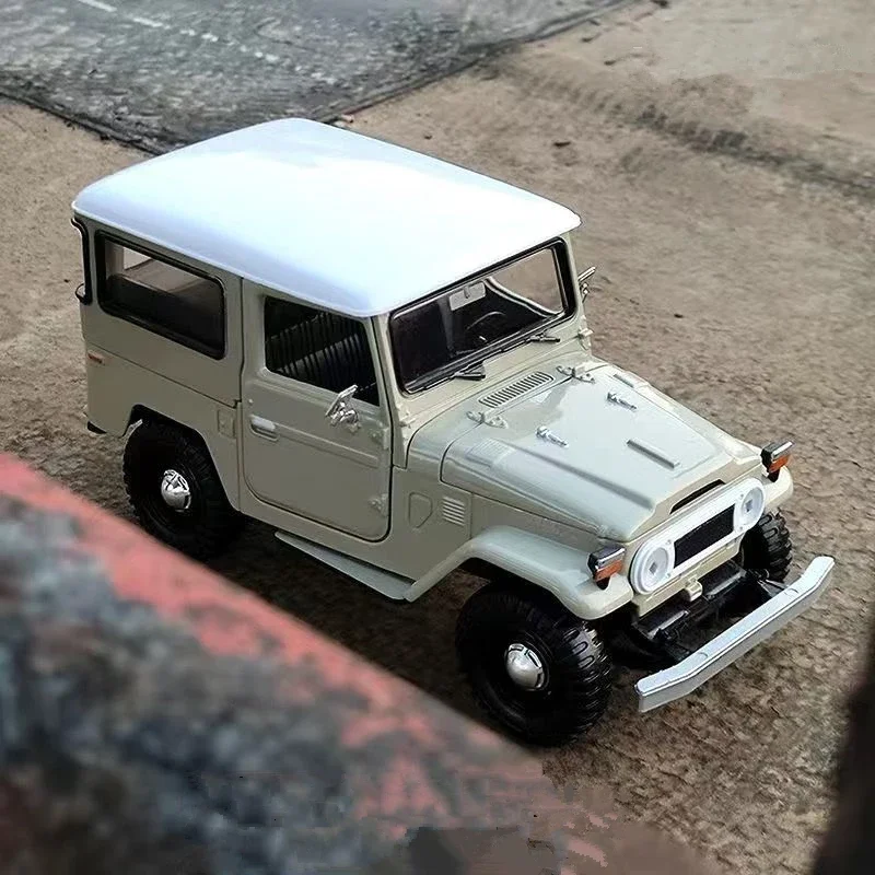 1:24 FJ Cruiser FJ40 Gulf ของเล่นโลหะโมเดลรถยนต์รถออฟโรดจำลองของสะสมโมเดลรถยนต์ของขวัญสำหรับเด็ก