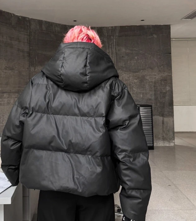 سترات رجالية جديدة لشتاء 2025 بقلنسوة وسميكة سترات رجالية دافئة مقاومة للرياح عصرية من قطعتين معاطف أنيقة بلون واحد