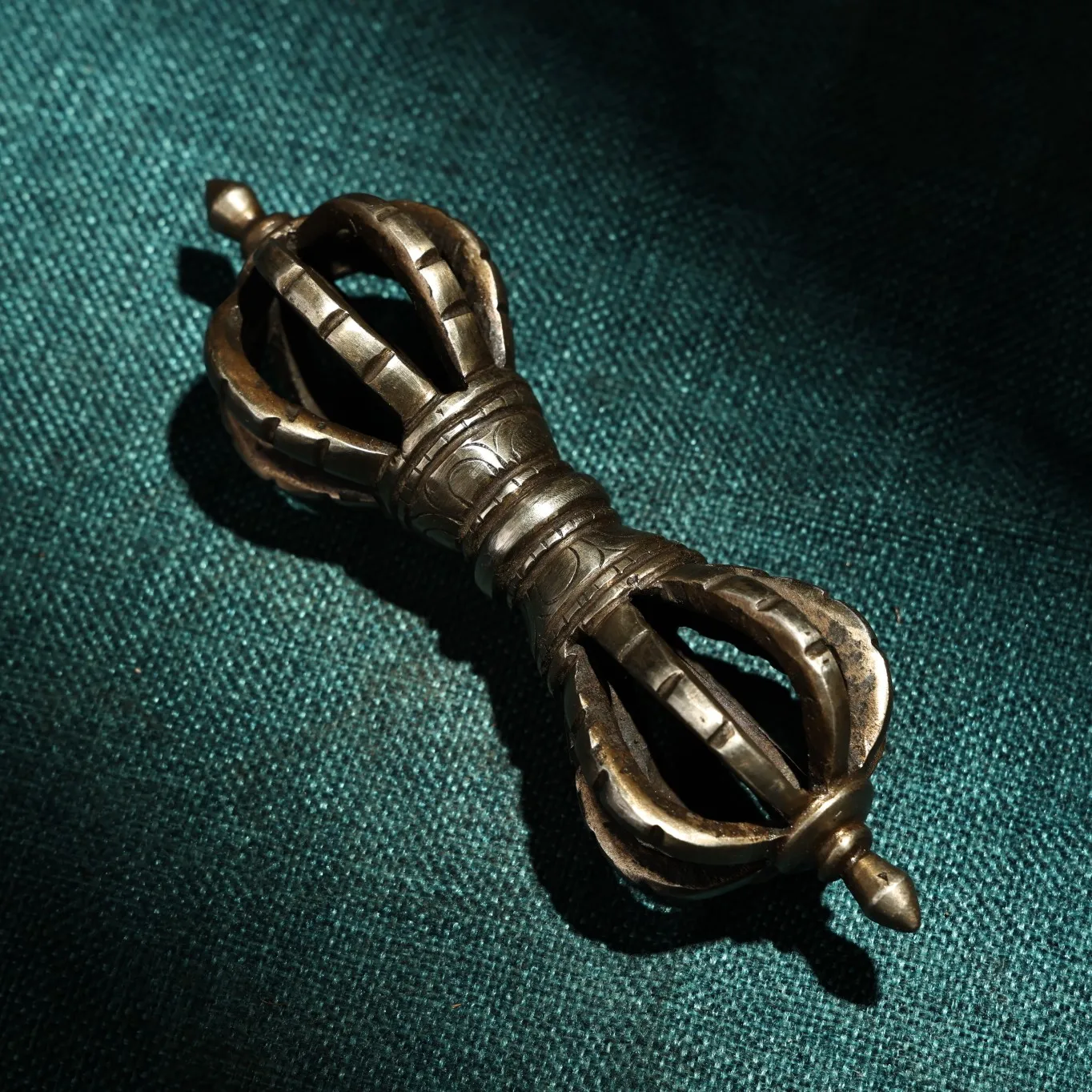 Tibetan Tianhan Iron Carving Handmade Nine-strand Vajra Old Dharma Artifact, Demon Suppressing Pestle, Pouting Buddha Hall House