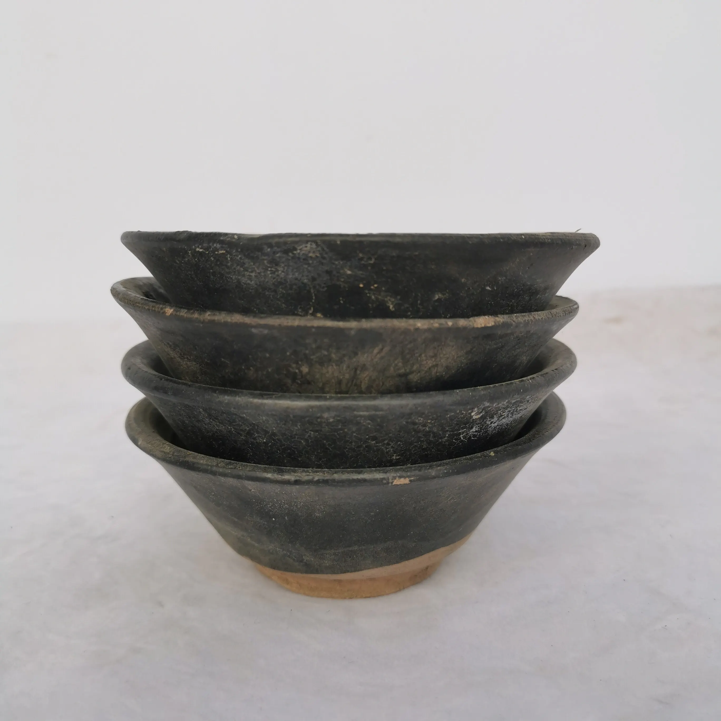 Folk old objects old earth bowls coarse porcelain pottery ornaments retro nostalgic black wine bowls beggar broken