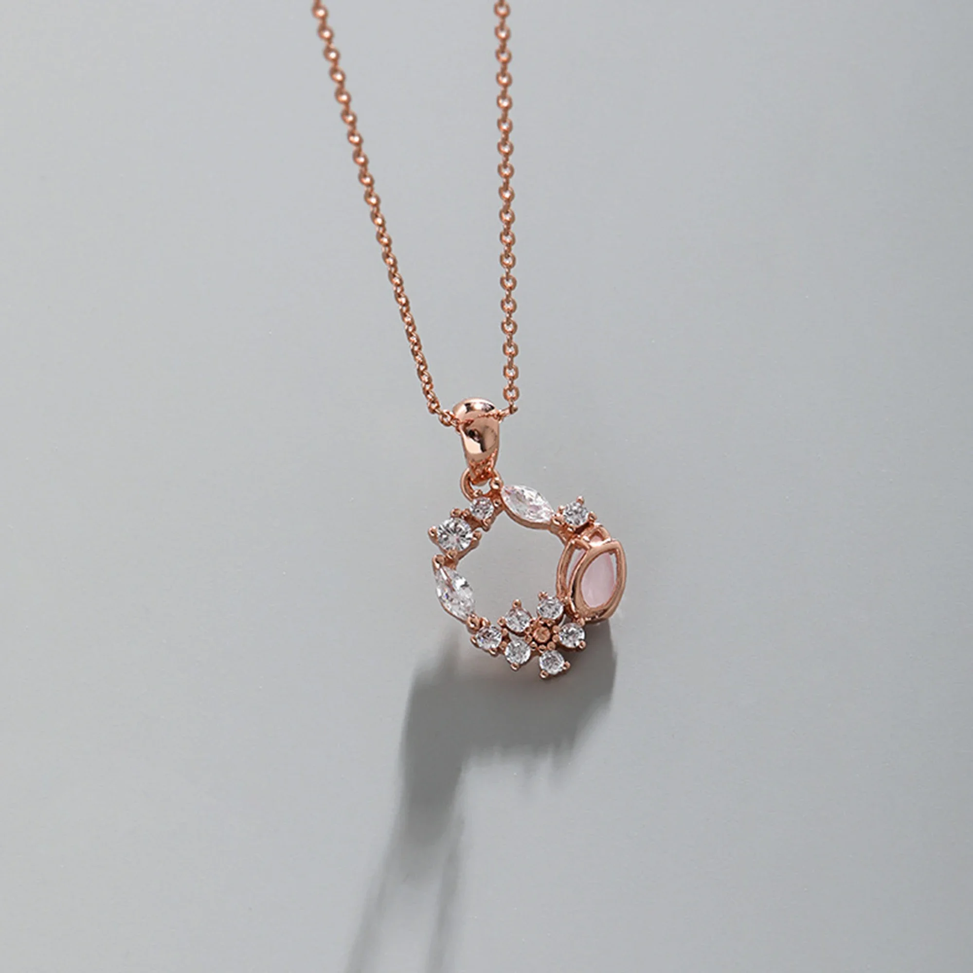 

Korean version Instagram niche design minimalist temperament versatile rose texture S925 pure silver necklace collarbone chain
