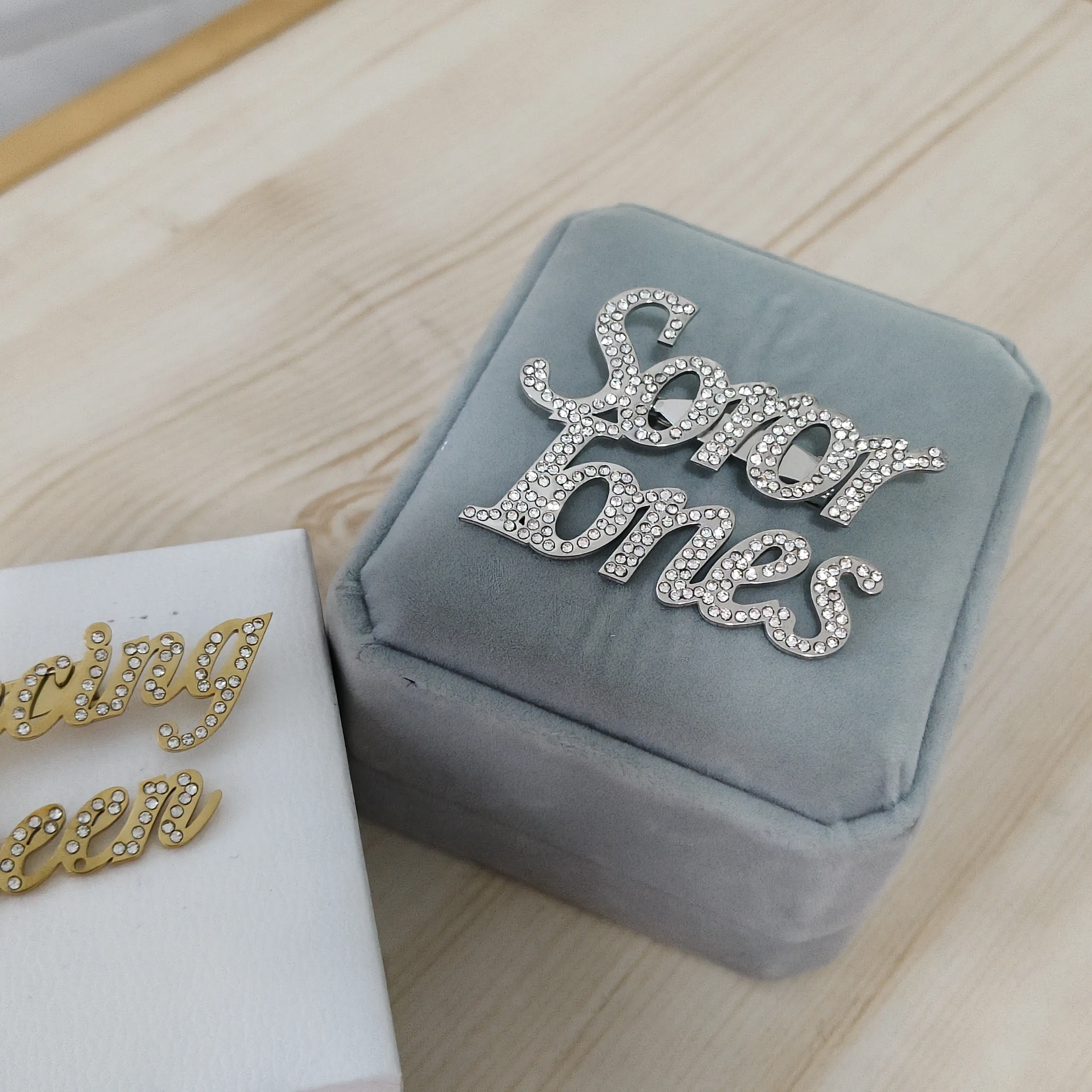 

DHQH New Wholesale Customized Name Diamond Brooch Personalized Letter/Logo Diamond Brooch Birthday Gift Factory Direct Sales