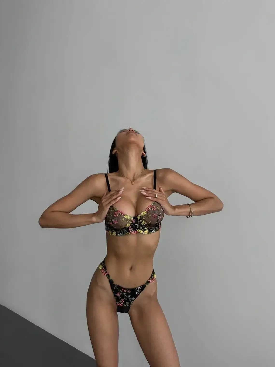 المرأة مثير الدانتيل والتطريز الملابس الداخلية الأزهار شبكة غريبة مثير Underwire مجموعة الملابس الداخلية ملابس خاصة مع الساتان المرقعة