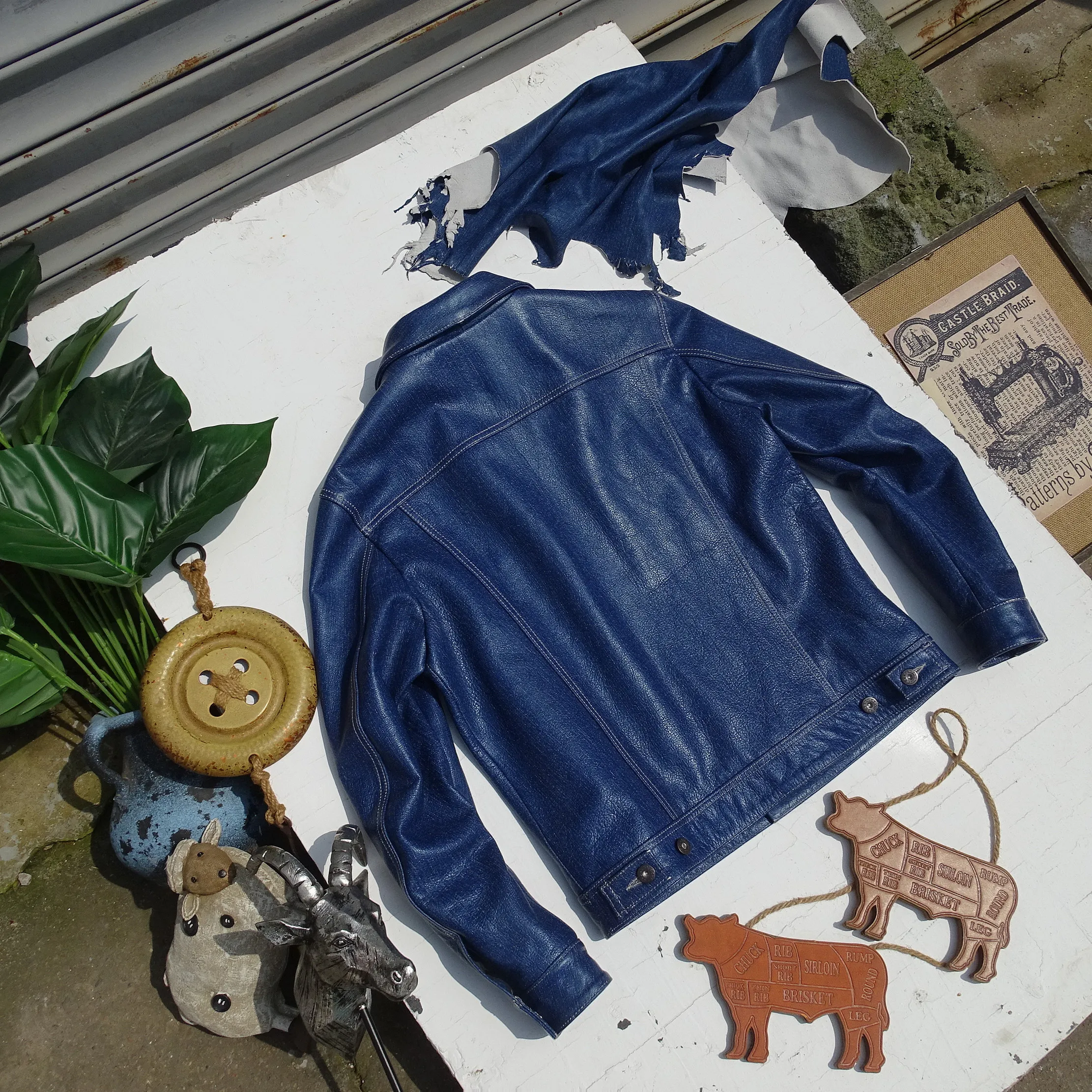 سترة من جلد الدنيم المصبوغة باللون الأبيض النيلي من طبقة أولى من جلد البقر ستورم نايت