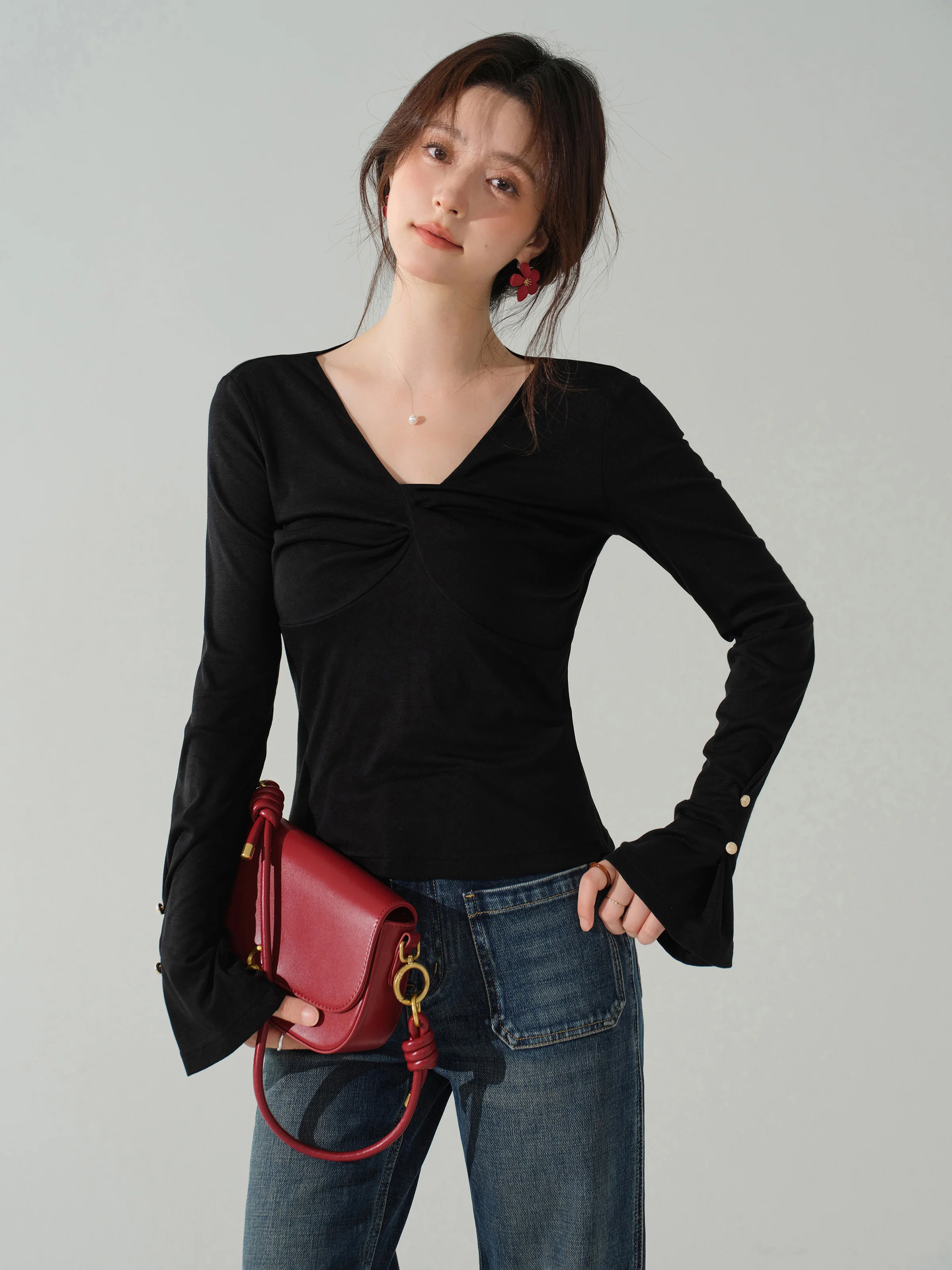 เสื้อยืดคอวีทรงสวยสำหรับผู้หญิง ทรงเข้ารูป ผ้าไลโอเซลล์ เสื้อแขนบานสไตล์ลำลอง ชิค ช่วยให้ดูผอมเพรียว เสื้อแขนยาวสำหรับสุภาพสตรี