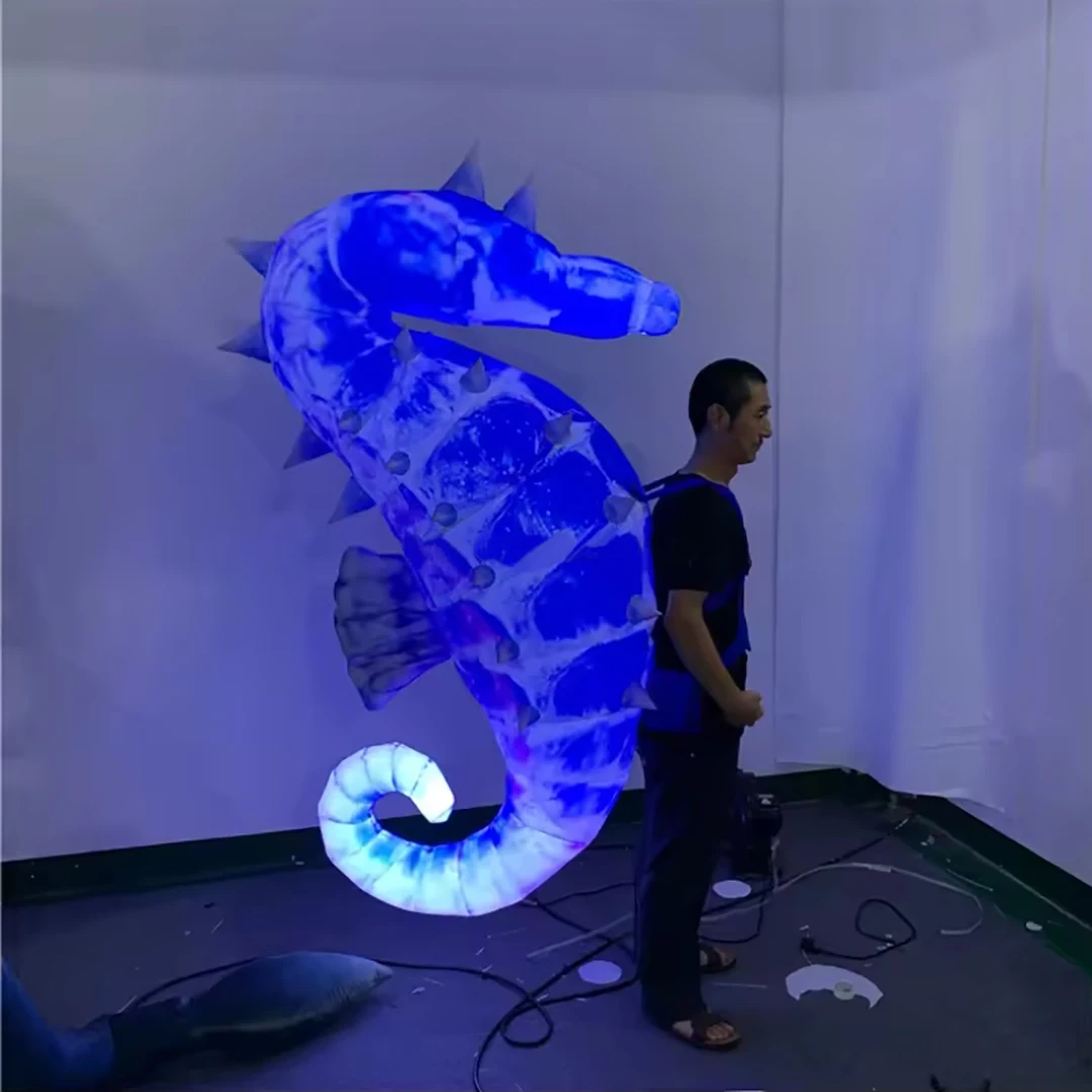 거대한 팽창식 다채로운 바다 말 코스튬, 백색 LED 조명, 공기 블로우, 해양 동물 마스코트, 나이트클럽 퍼레이드, 걷기 소품, 1.7m