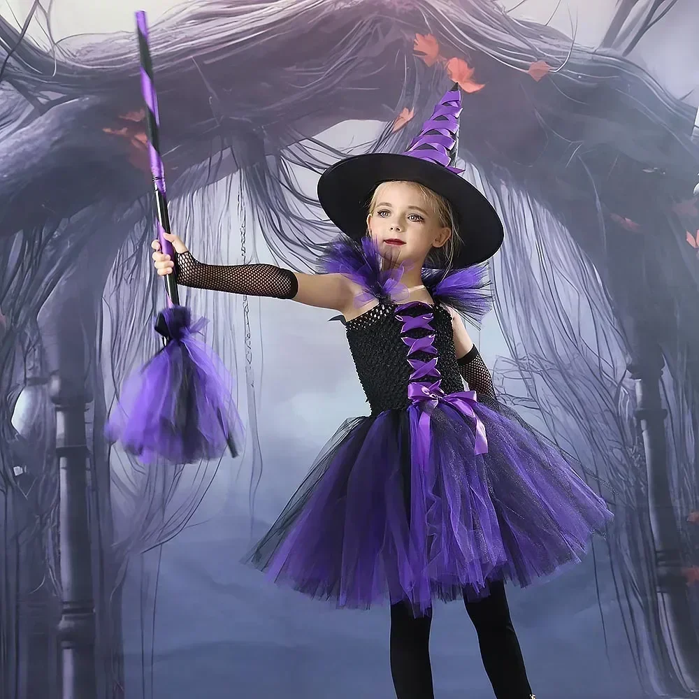 Kinder-Halloween-Kostüm für Mädchen im Hexenstil mit Tutu, Hut und Besen für Themenpartys, Karneval und Rollenspiele. – Detail 4