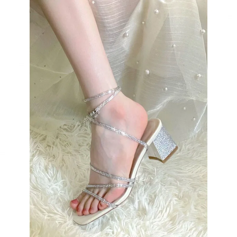 Sandal wanita kristal musim panas mode sepatu hak tinggi tebal pita sempit sandal Gladiator tali silang luar ruangan elegan untuk wanita