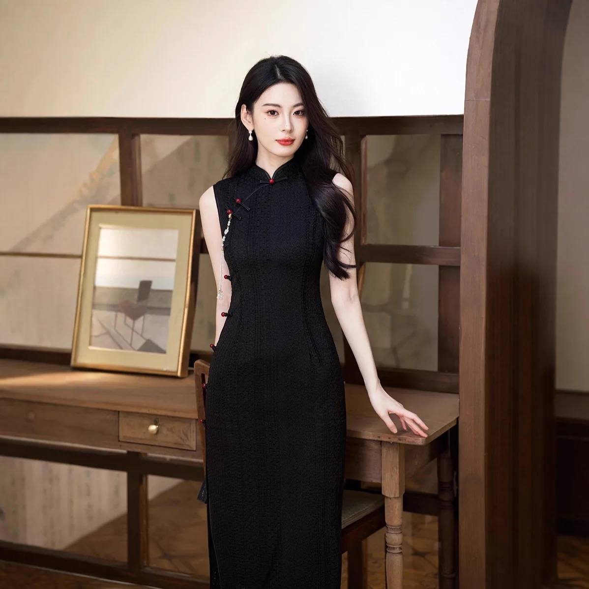 

Черный ретро новый китайский стиль без рукавов Cheongsam женский осень 2025 новый стиль повседневный темперамент молодые Ципао