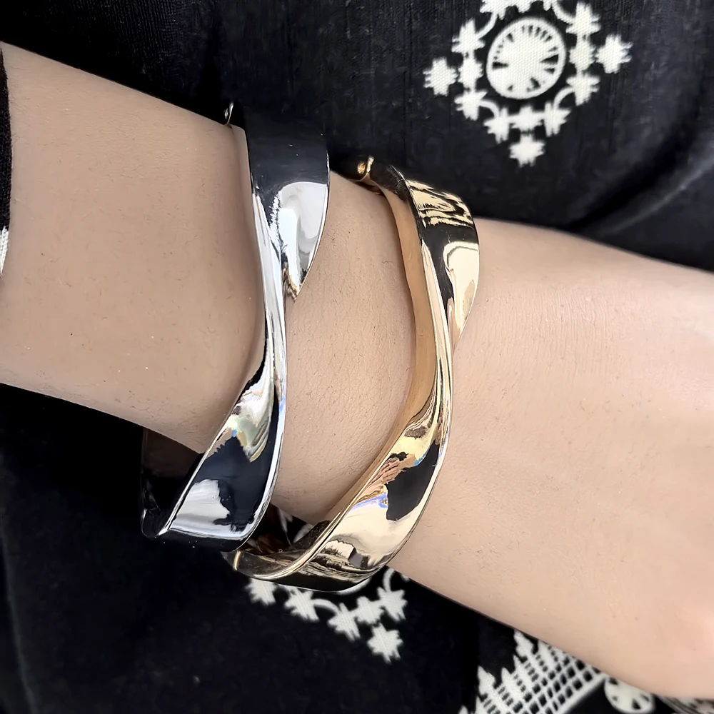 Elegant Gold Asymmetric Bangle Delicate Bow Wave Design Women Trend Party Bracelet Jewelry Gift Fashion Modern Style Accessory