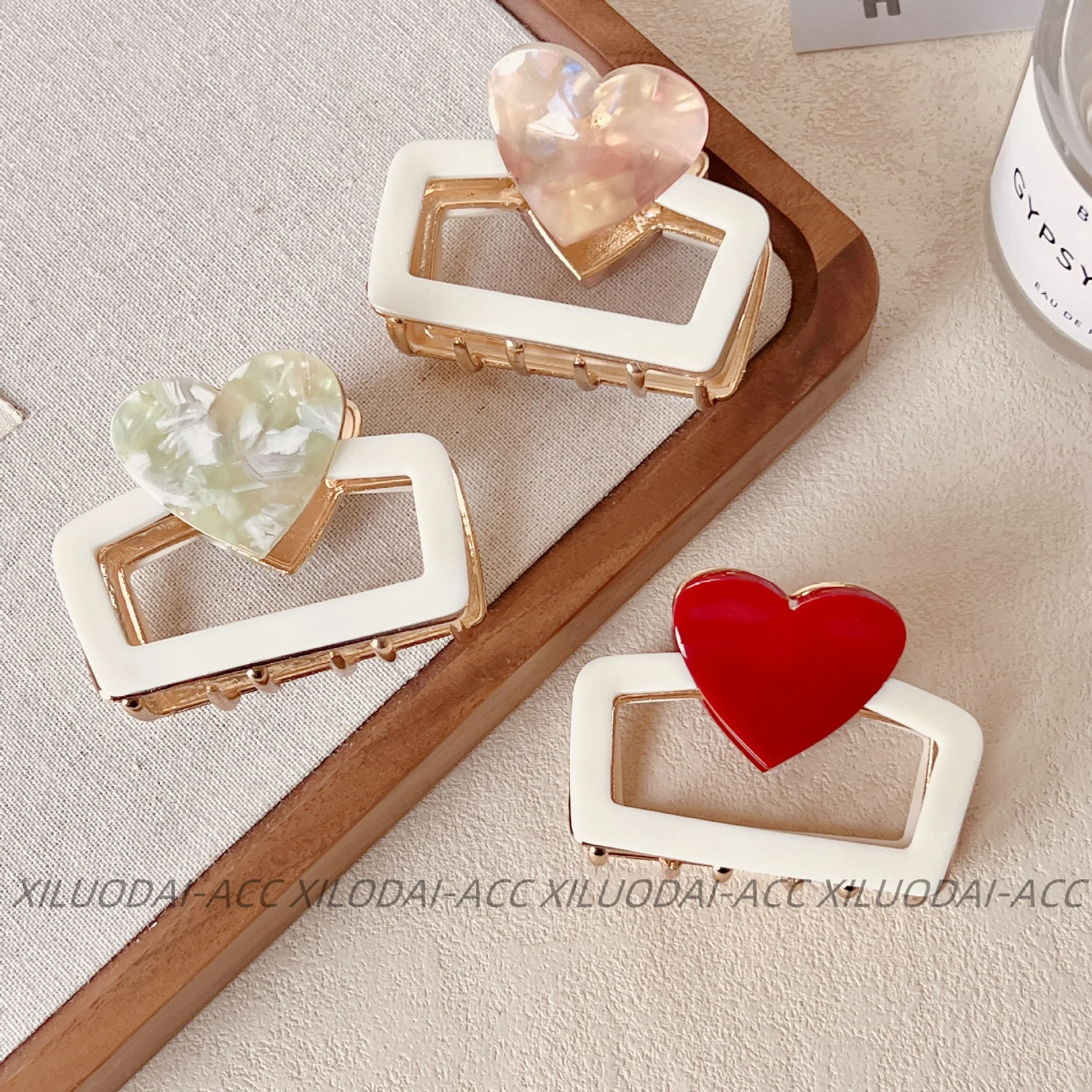 

Новая мода маленькое сердце коготь для волос металлический ацетатный зажим в виде акулы женские универсальные заколки для волос в стиле ретро аксессуары для волос