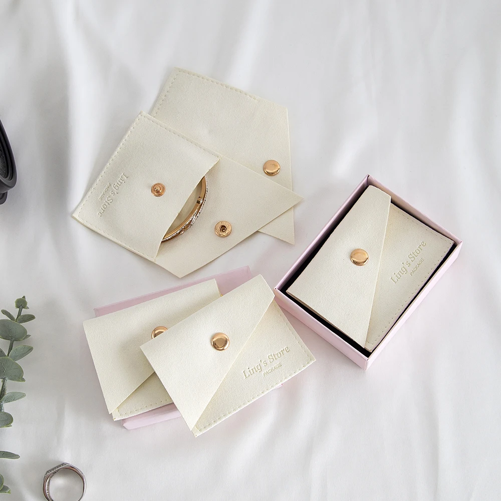 

50 шт., индивидуальный логотип цвета слоновой кости, подарочный чехол для ювелирных изделий из микрофибры, бархатные кольца на кнопках, серьги, упаковка, органайзер, свадебные сувениры