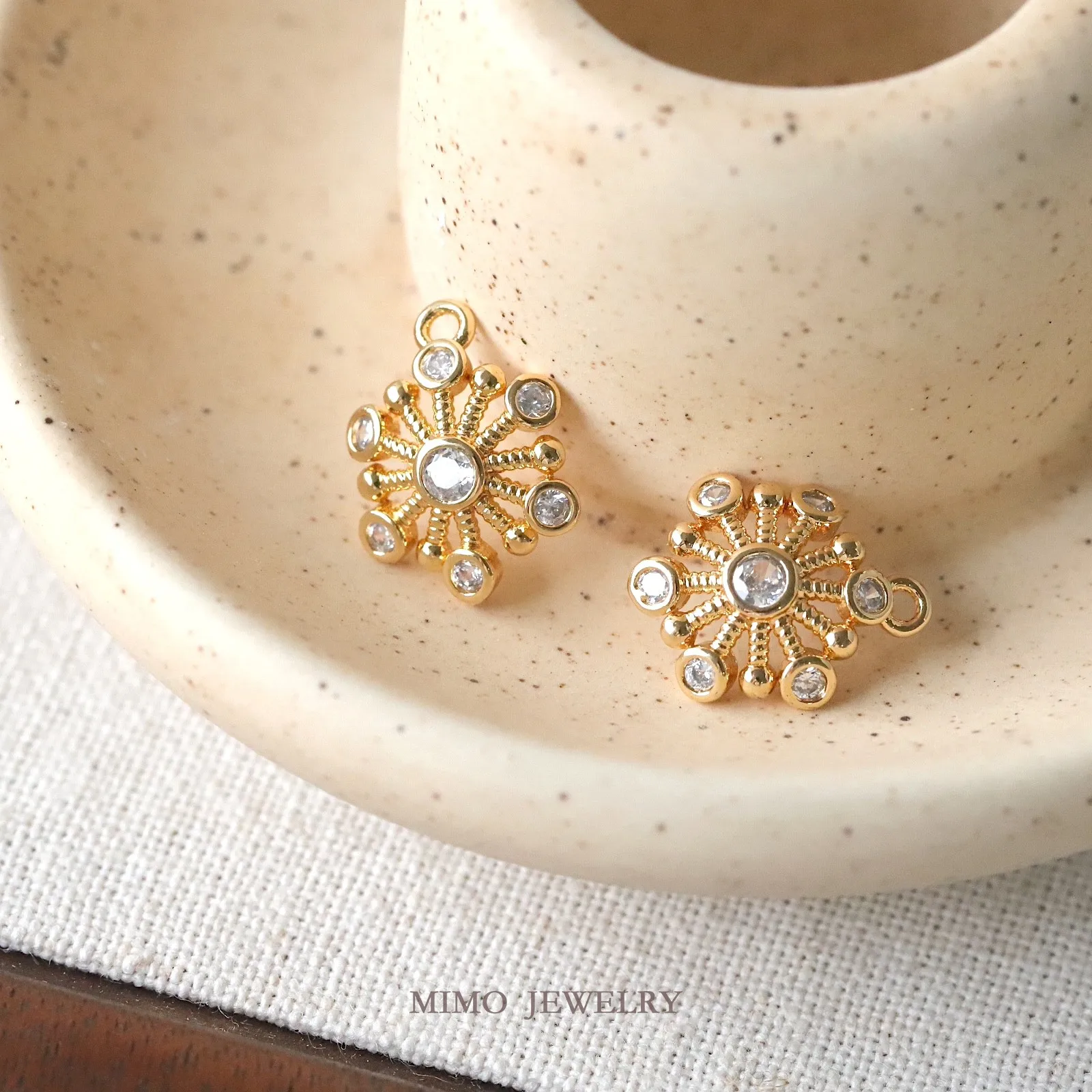 Temperament Autumn and Winter Round Zircon Snowflake Charms Pendant Supplies DIY Hand Brass Gold Plated Accessories