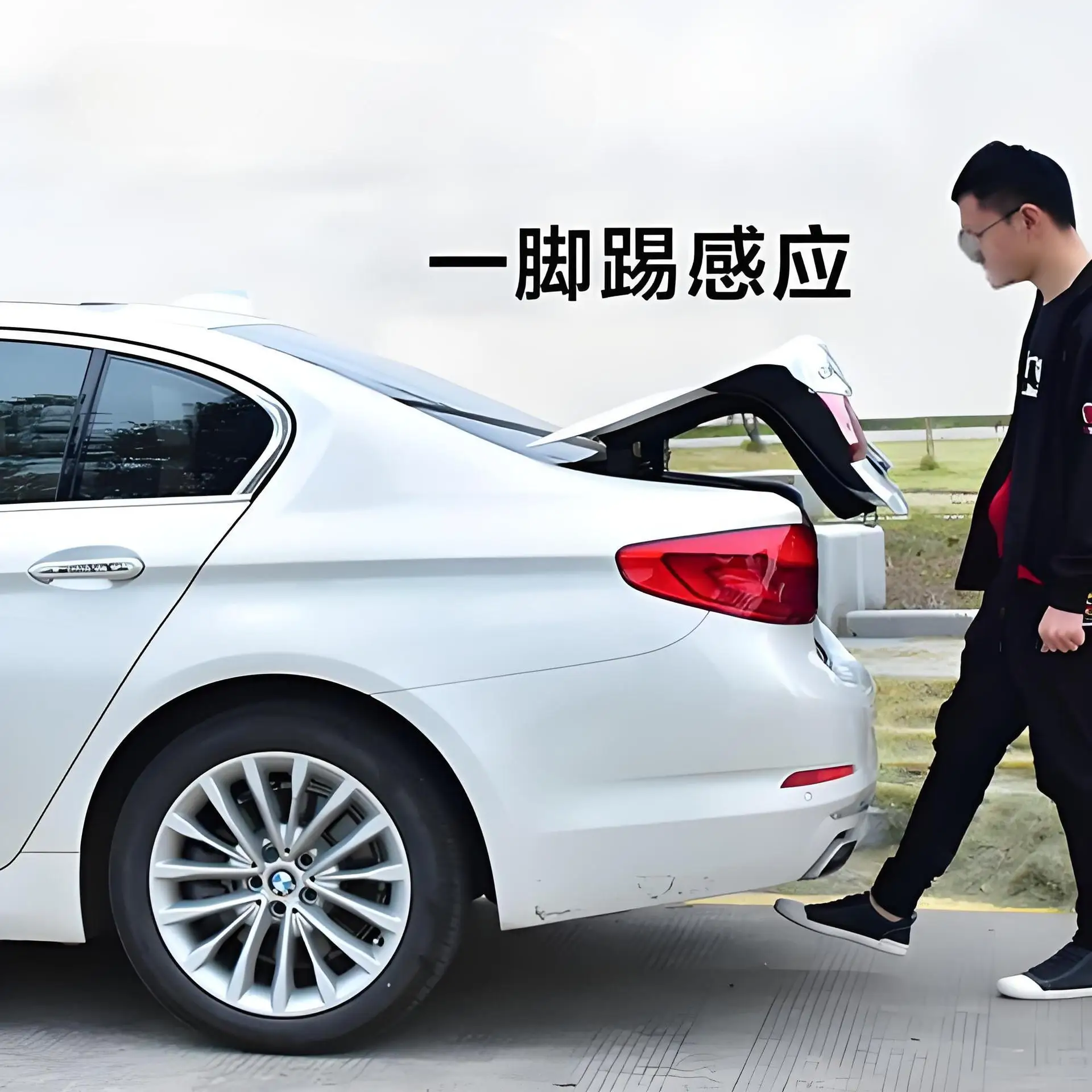 مناسبة لسيارة Toyota Rand Cooluzer RAV4 Corolla Camry Electric Tailgate Trunk الذكية