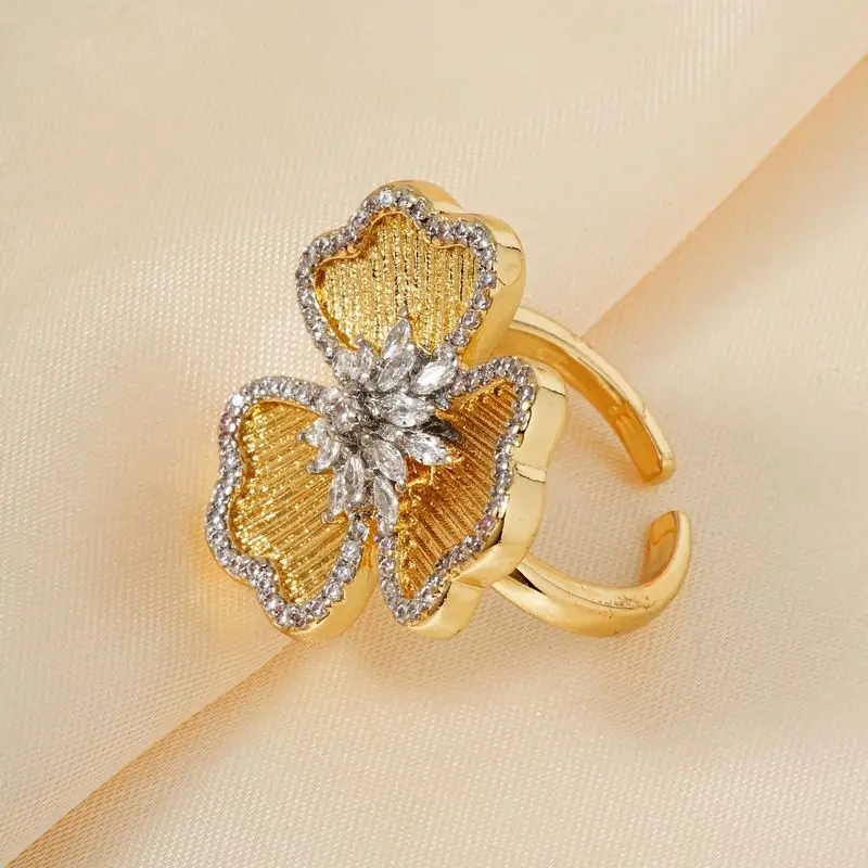 Three-Leaf Flower Copper Ring With Zirconia Inlay, Open Design, Lightweight, Fashionable,Versatile, And Exudes A Sense Of Luxury