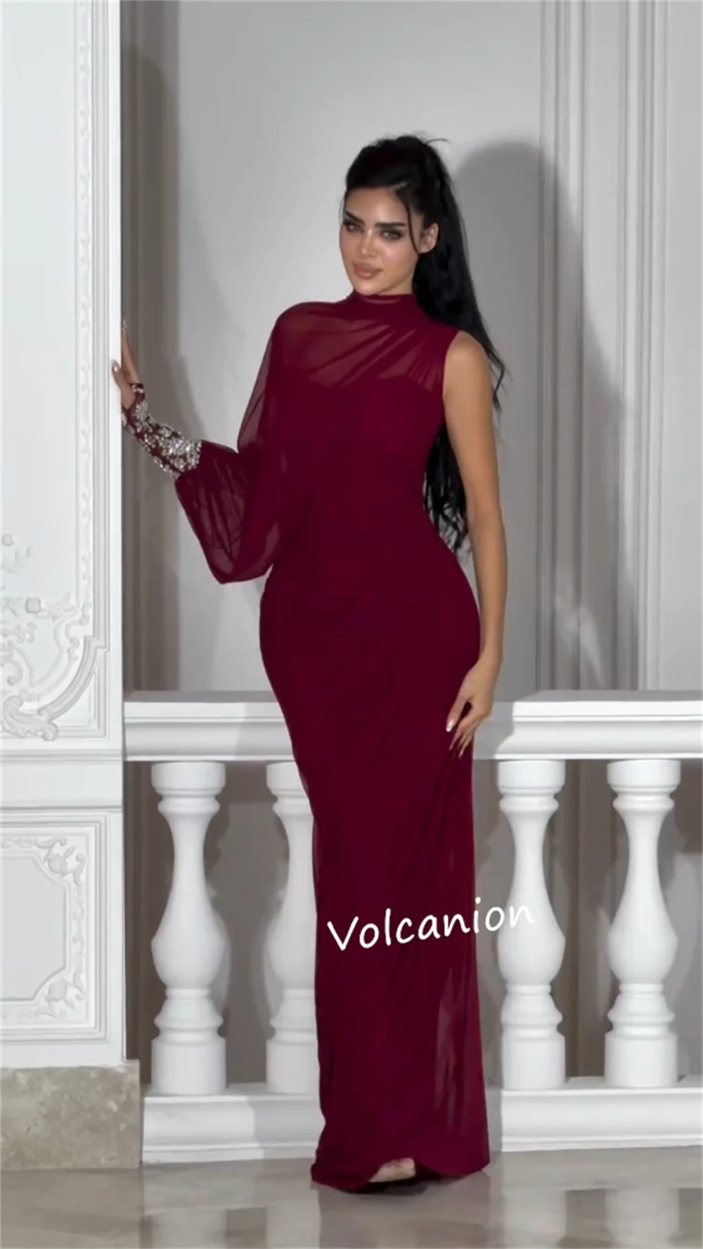 Индивидуальные шифоновые плиссированные длинные платья трапециевидной формы с высоким воротником и блестками. Изысканные формальные размеры.