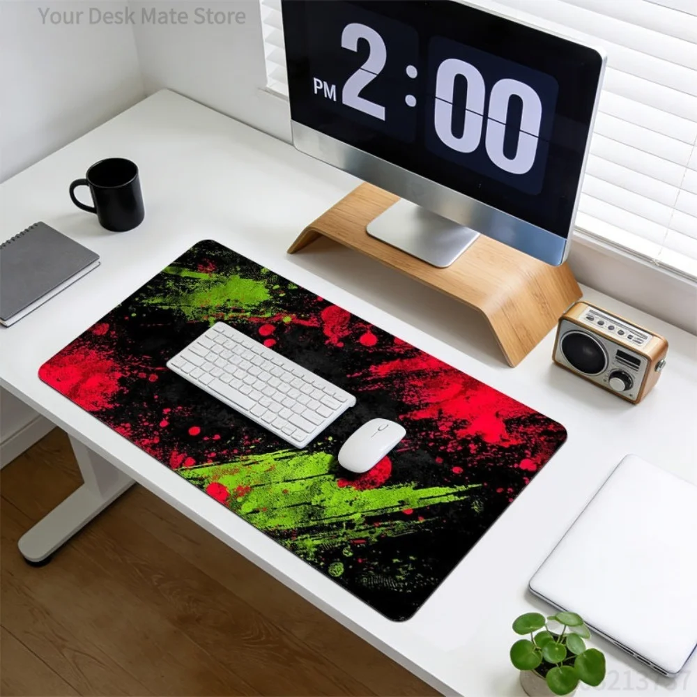 Accessoires de bureau au design abstrait avec des éclaboussures d'encre rouge et verte, tapis de souris, tapis de bureau, tapis de jeu