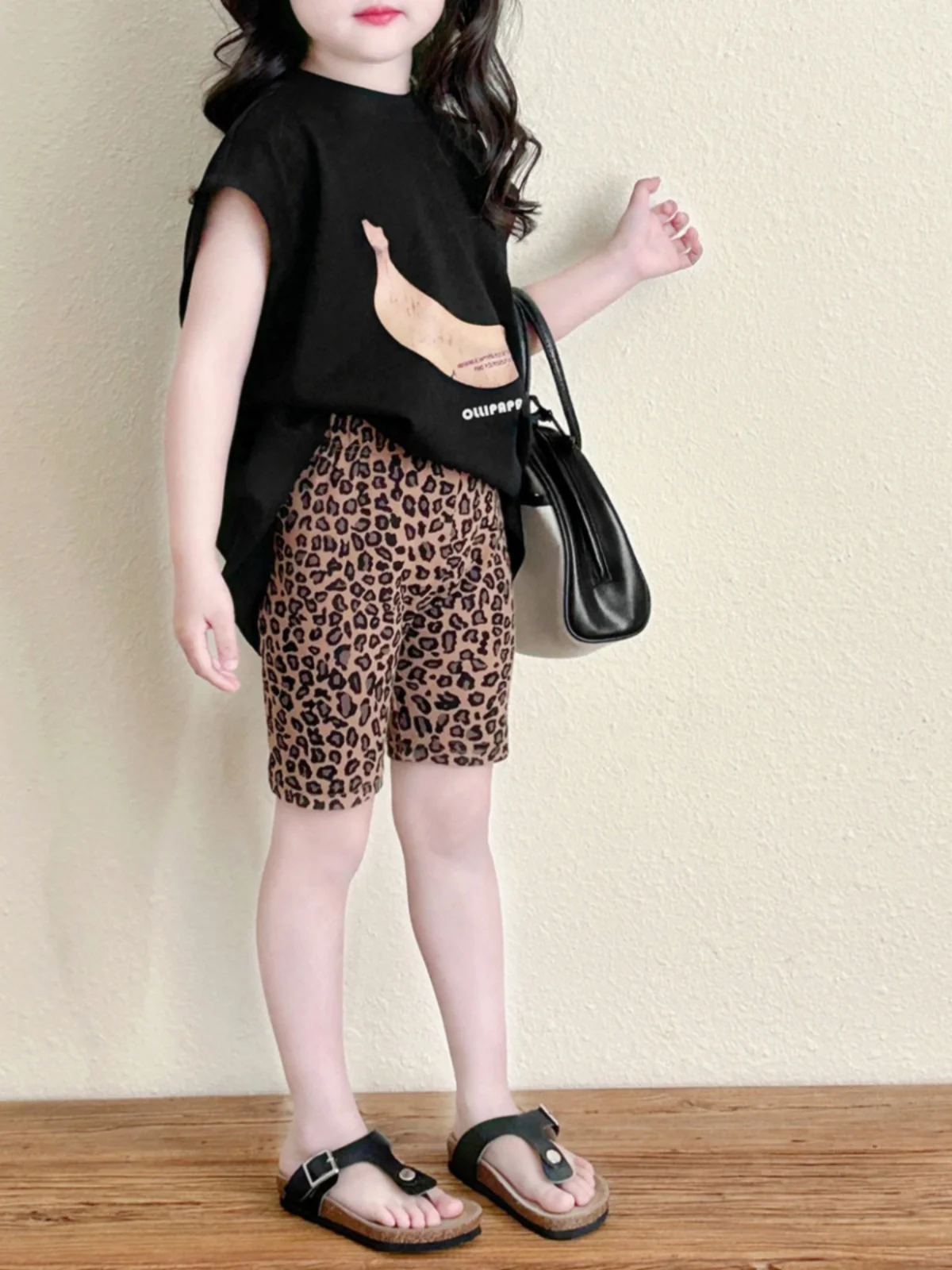 Completo casual o sportivo per bambine, stile coreano, nuova collezione estate 2024, alla moda, set due pezzi composto da top e pantaloncini.