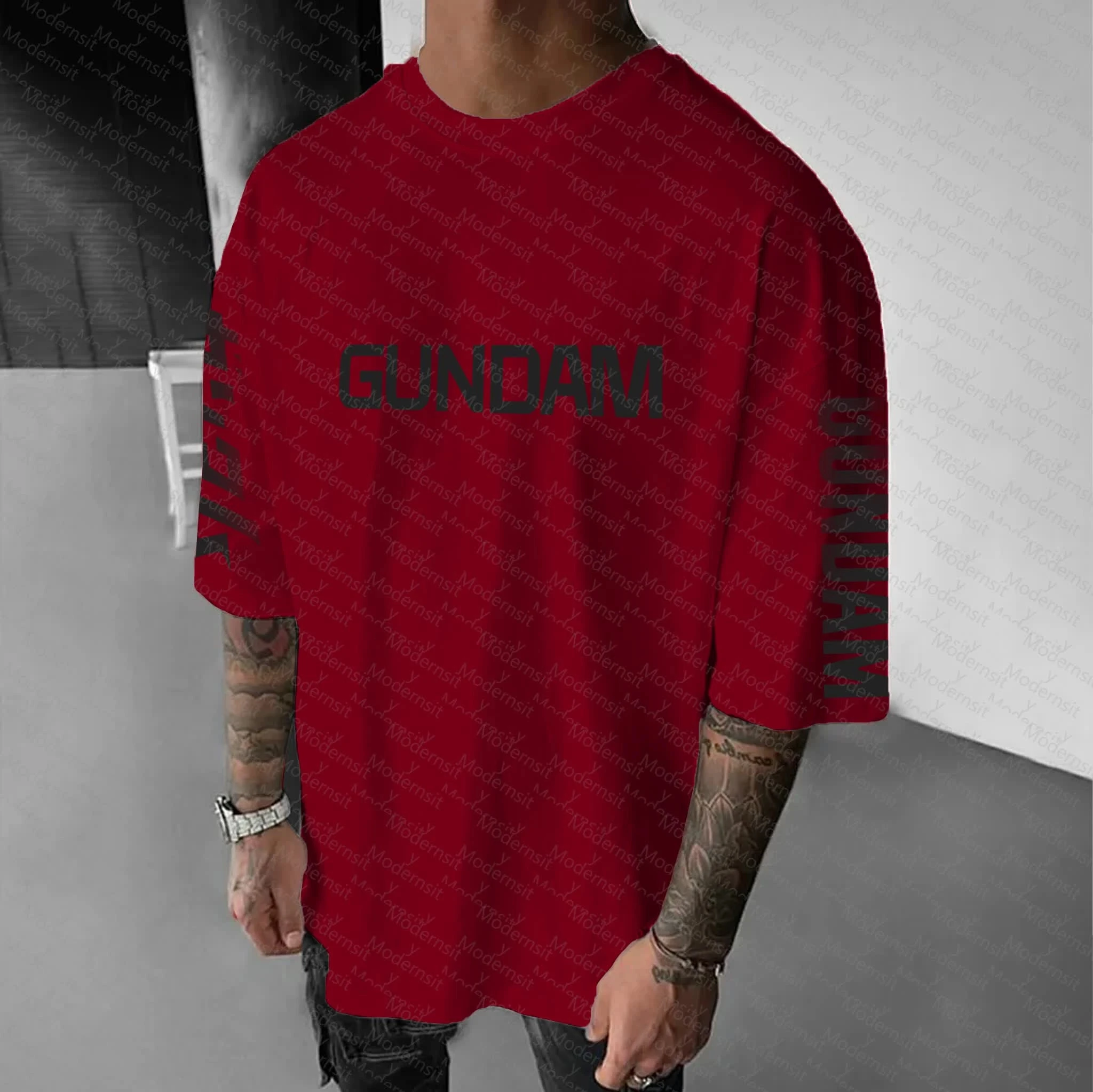 Camiseta de algodão vermelho impressão traseira prata mecha guerreiro segurando lança machado batalha armadura danificada brilhante olhos vermelhos cravado cauda urbana