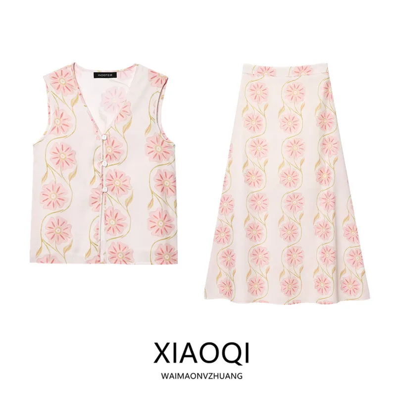 Letni zestaw damski 2025: nowa moda, lniany top z nadrukiem, zapinany na guziki, dekolt w serek, dopasowany krój, spódnica do połowy uda, odpowiedni dla kobiet w wieku 25-35 lat.