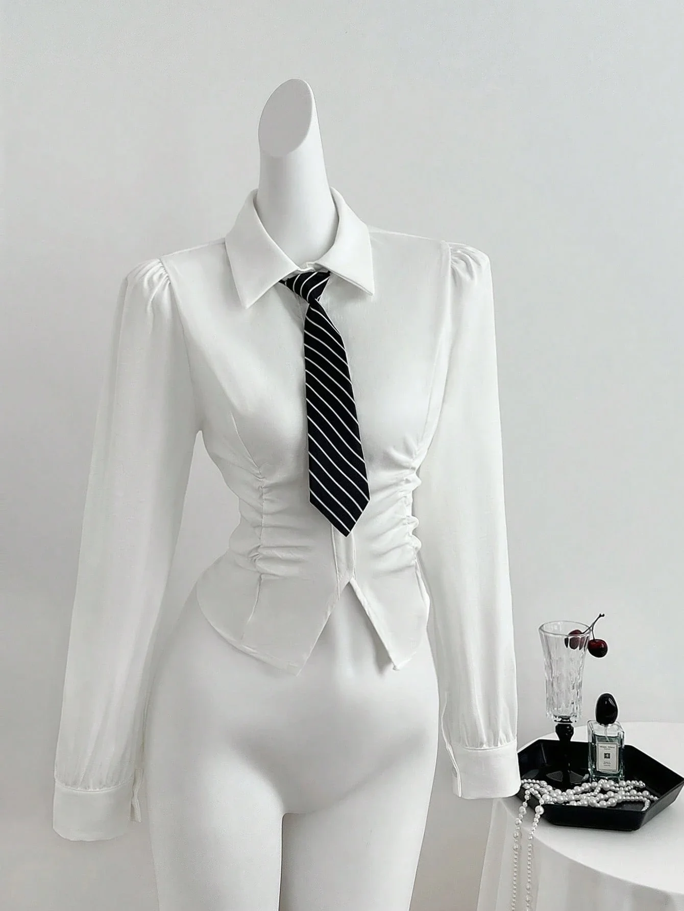 

Элегантная блузка в французском академическом стиле с длинными рукавами, полосатым галстуком, приталенного кроя, минималистичная офисная рубашка для женщин.