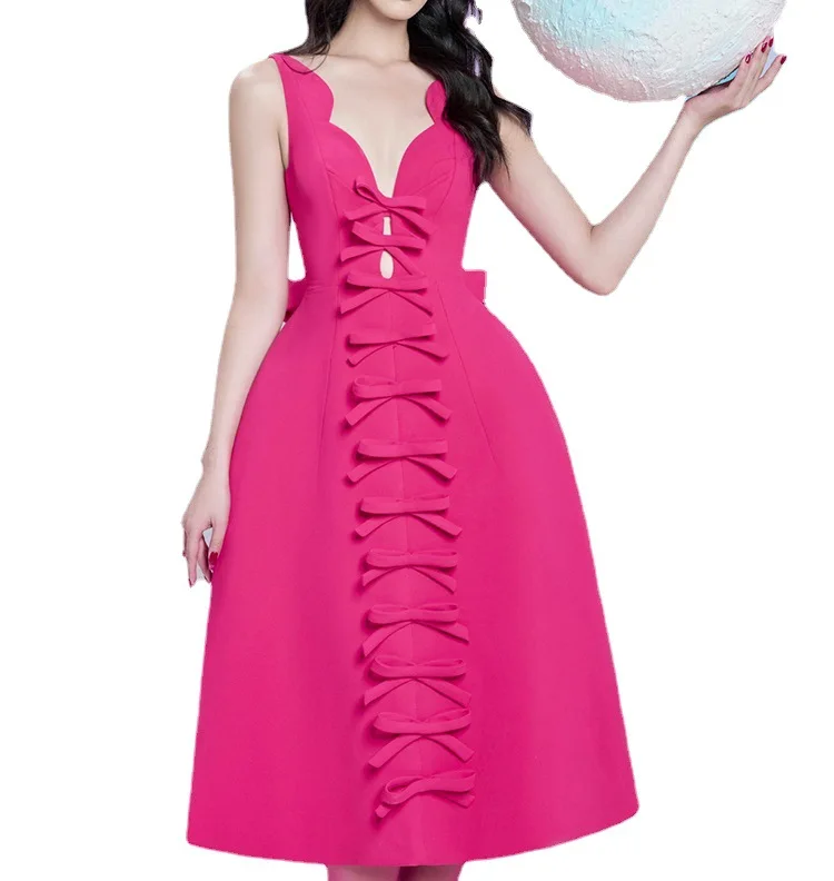 Abito a cuore caldo primavera da donna di design di nicchia Nuovo cinturino temperamento Menta Mambo Abito corto senza schienale con fiocco rosa rosso C187