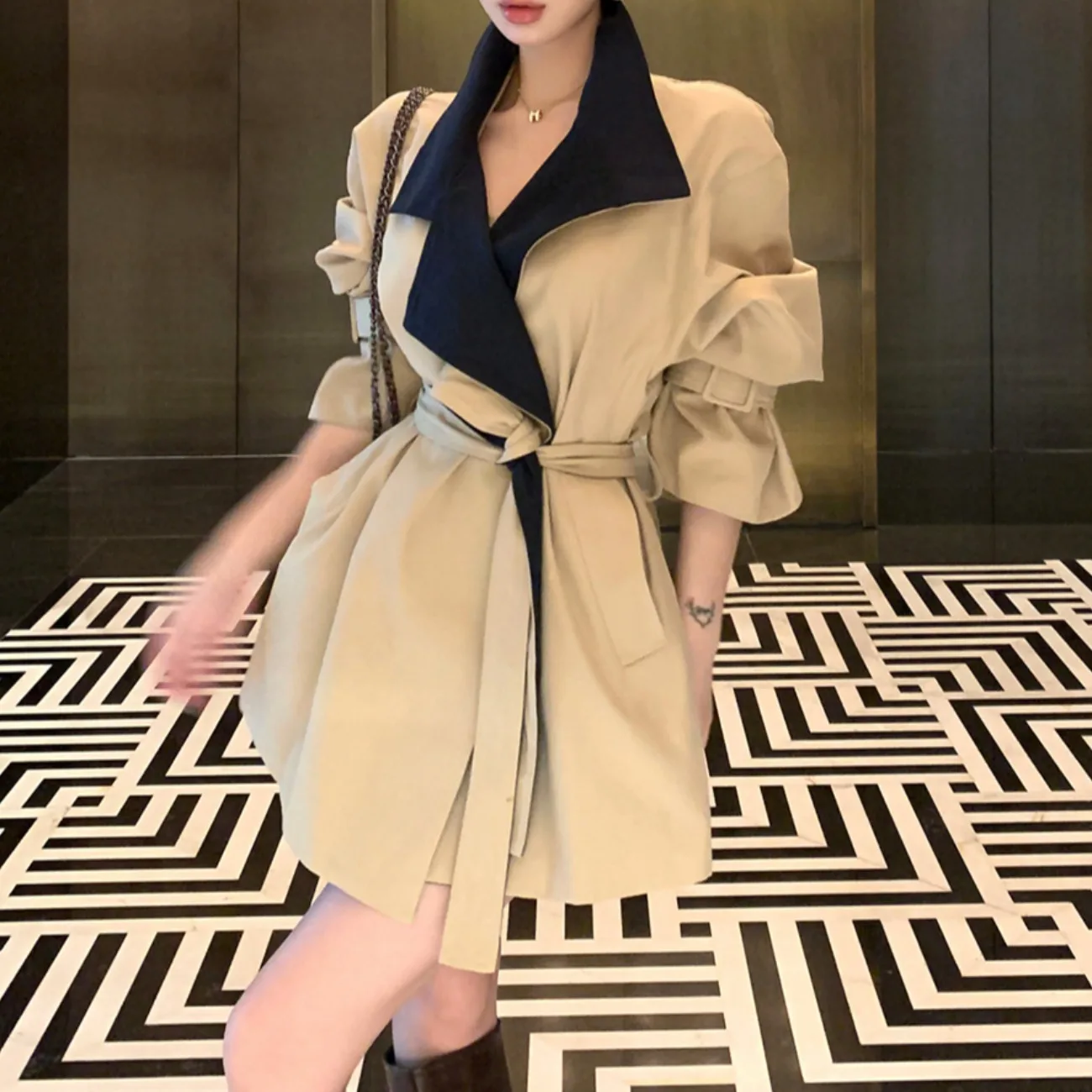 

Ort Sle корейская версия женская ветровка пальто с застежкой на талии воротник-стойка цветная блузка с поясом на осень-зиму