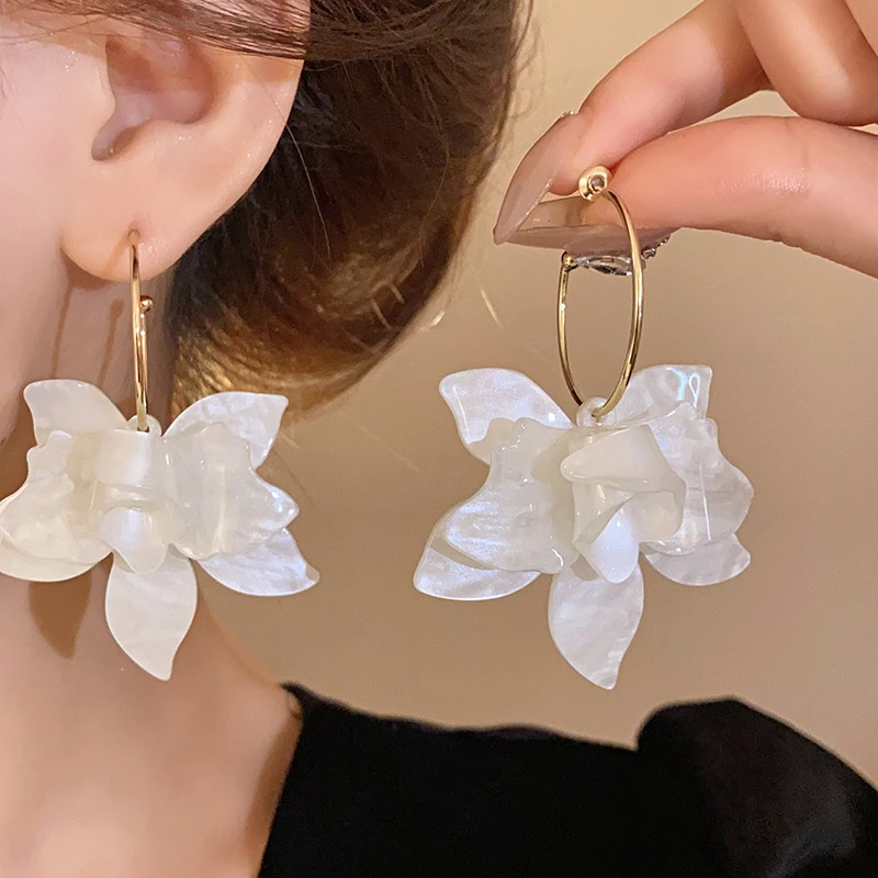 White Resin Flower Hoop Earrings For Women Fashion Temperament Brown Green Flower Ear Hook Party Light Luxury Artistic Jewelry