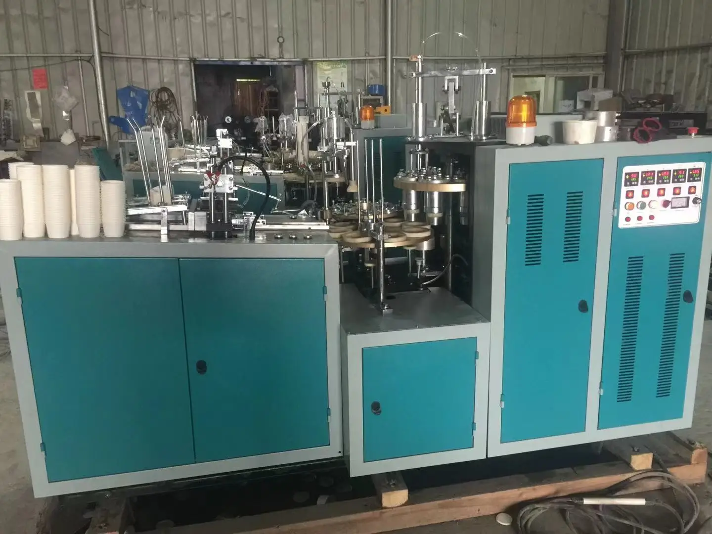 Máquina automática para fabricar tazas de café de papel desechables, máquina formadora de paredes dobles para hacer producción de vasos de papel