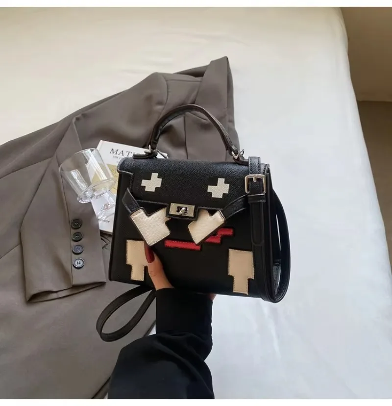 

Luxury Solid Color Tote Bag - Oversized Shopper With Textured Leather And Gold Brand Logo Charm