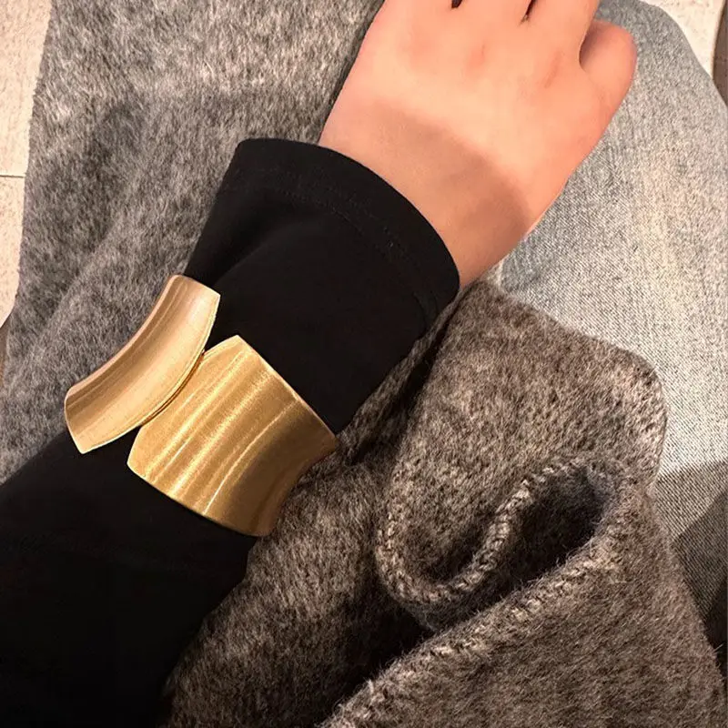 

Exaggerated Metal Wide Brushed For Women's Niche Temperament Bracelet 2024 Autumn/Winter Sweater Accessories