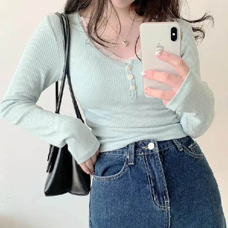 귀여운 슬림핏 긴팔 티셔츠 여성용 레이스 버튼 디테일 기타 소재 00% 여성 프리미엄 티셔츠