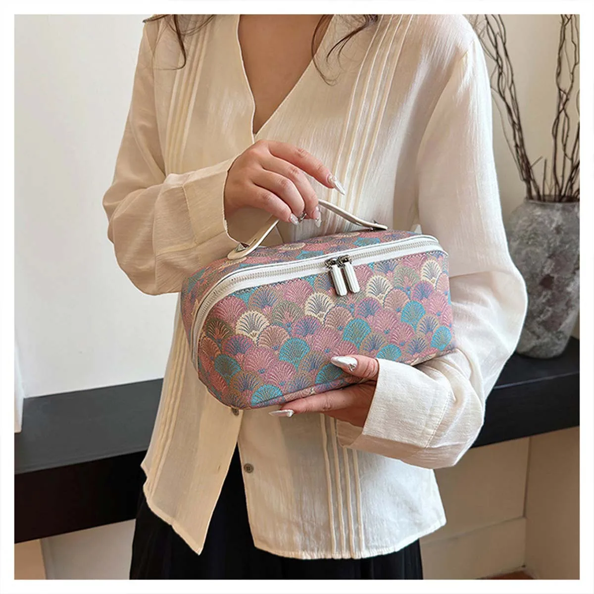 New fashionable cosmetic bag travel portable and versatile storage bag large-capacity high-end retro printed toiletries bag