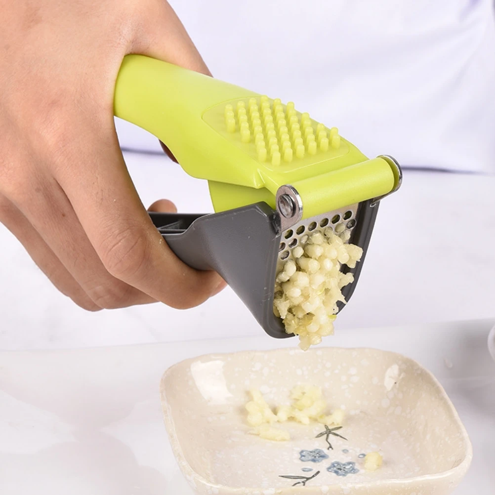 

Plastic Handle Garlic Press Slicer Creative Mincer Crusher Soft Non-Slip Handle Large Chamber Efficient Kitchen Tool For