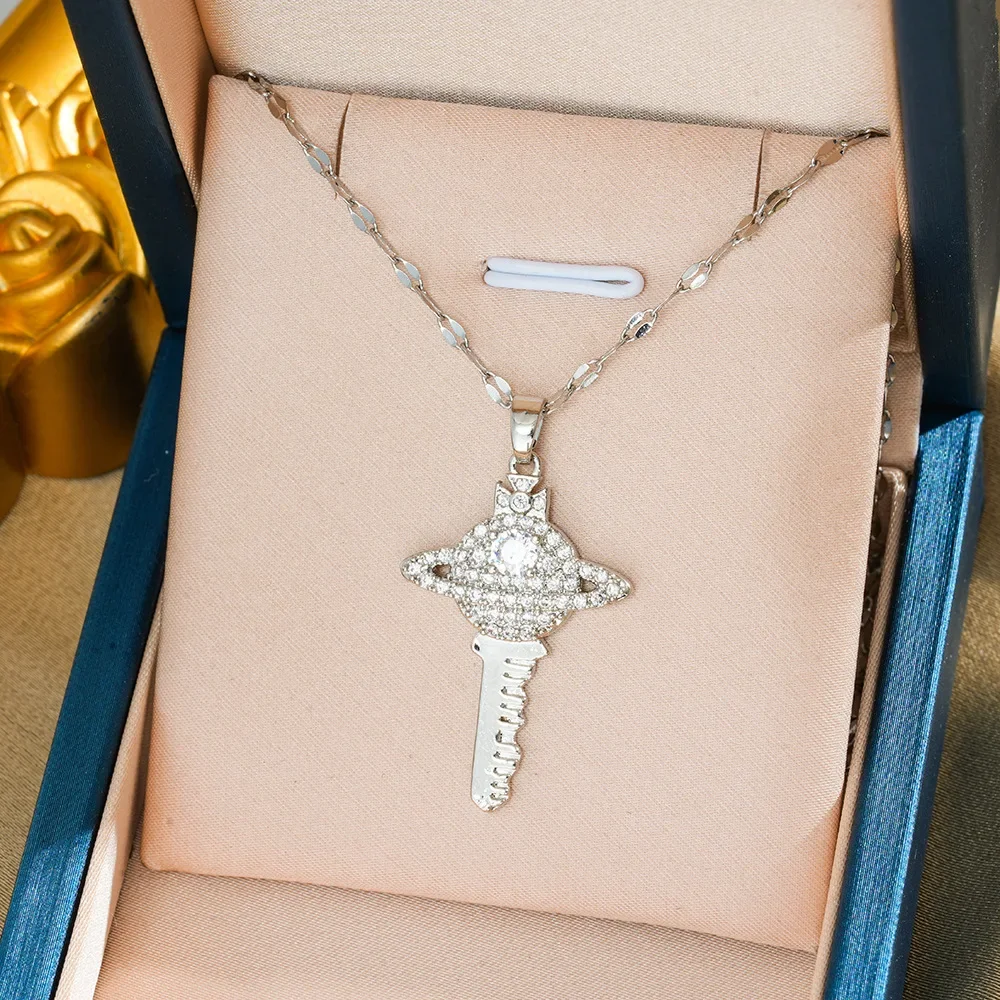

Zircon's best-selling Saturn titanium steel women's key necklace is fashionable
