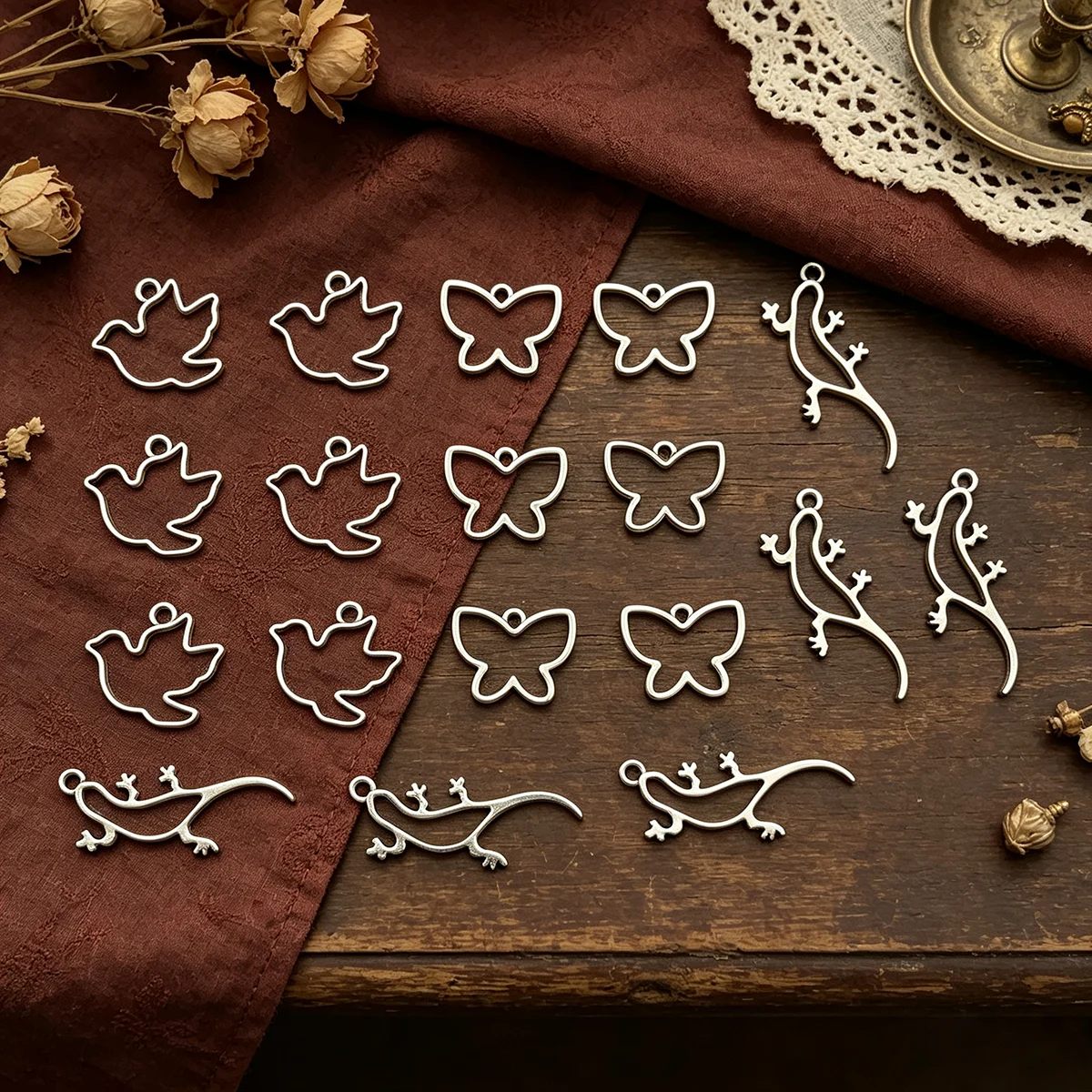 18-Piece Set of Hollow Animal DIY Handmade Accessories, Including Various Types of Birds, Butterflies, Geckos, and Lizards, Suitable for DIY Bracelets, Necklaces, Earrings, Pendants, and Handmade Beaded Decoration Accessories