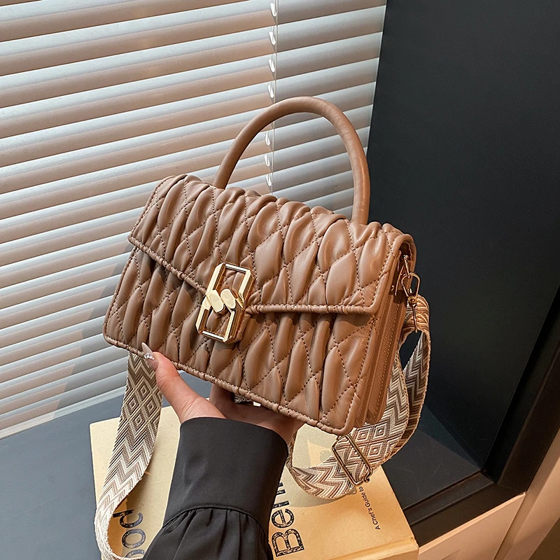 

Popular Elegant Women's Tote Bag in Leather Finish Luxury Brand Design Famous Designer Touch for Stylish Occasions