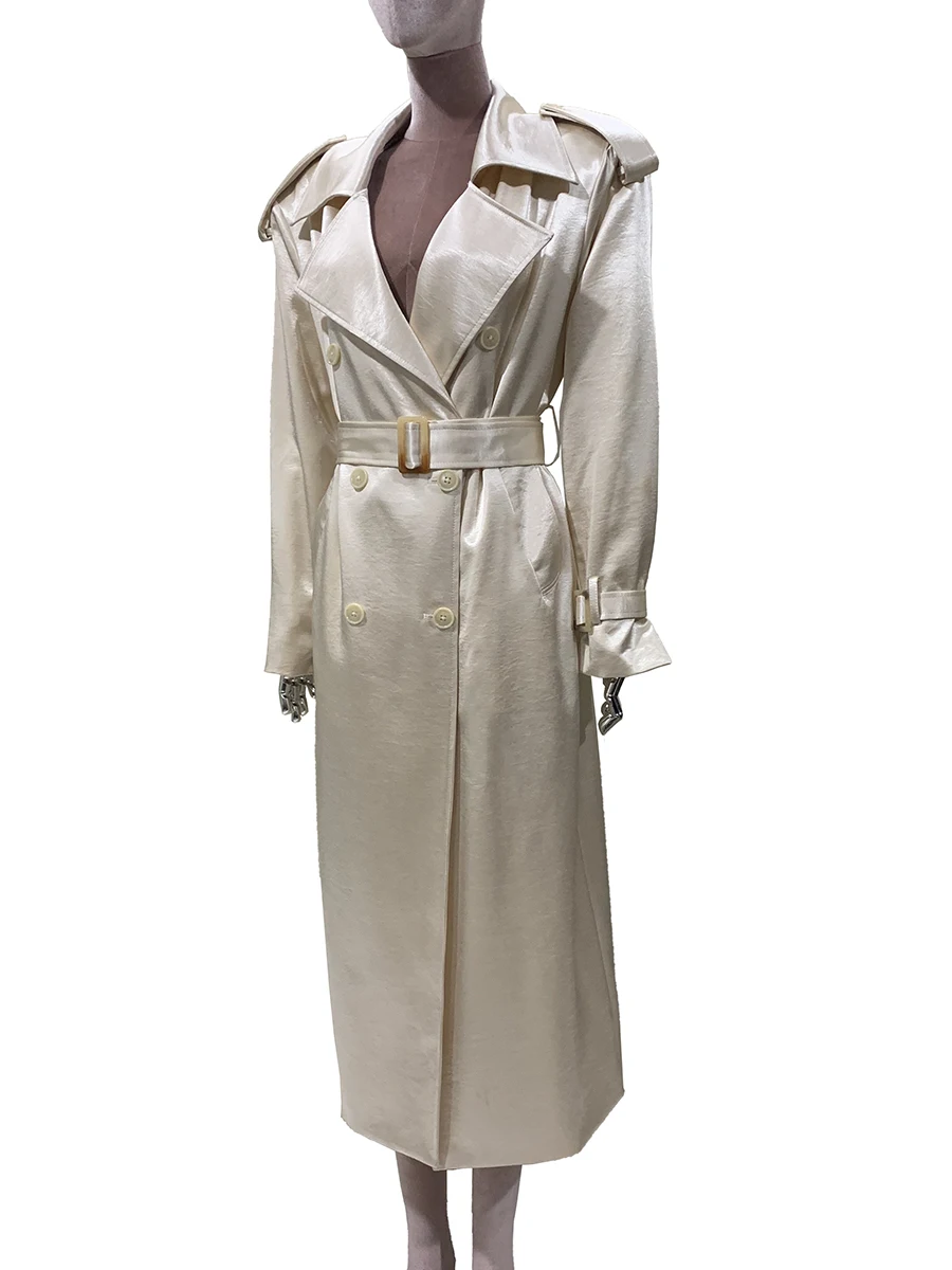 Mauroicardi Autunno Lungo Lucido Morbido Trench in Raso per Le Donne Cintura Elegante Chic Abiti di Design di Lusso Moda Europea 2025