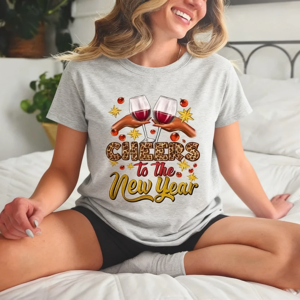 تي شيرت نسائي يهتف للعام الجديد تي شيرت عصري إبداعي 2026 بأكمام قصيرة تي شيرت فضفاض غير رسمي مريح للمهرجانات ملابس للجنسين