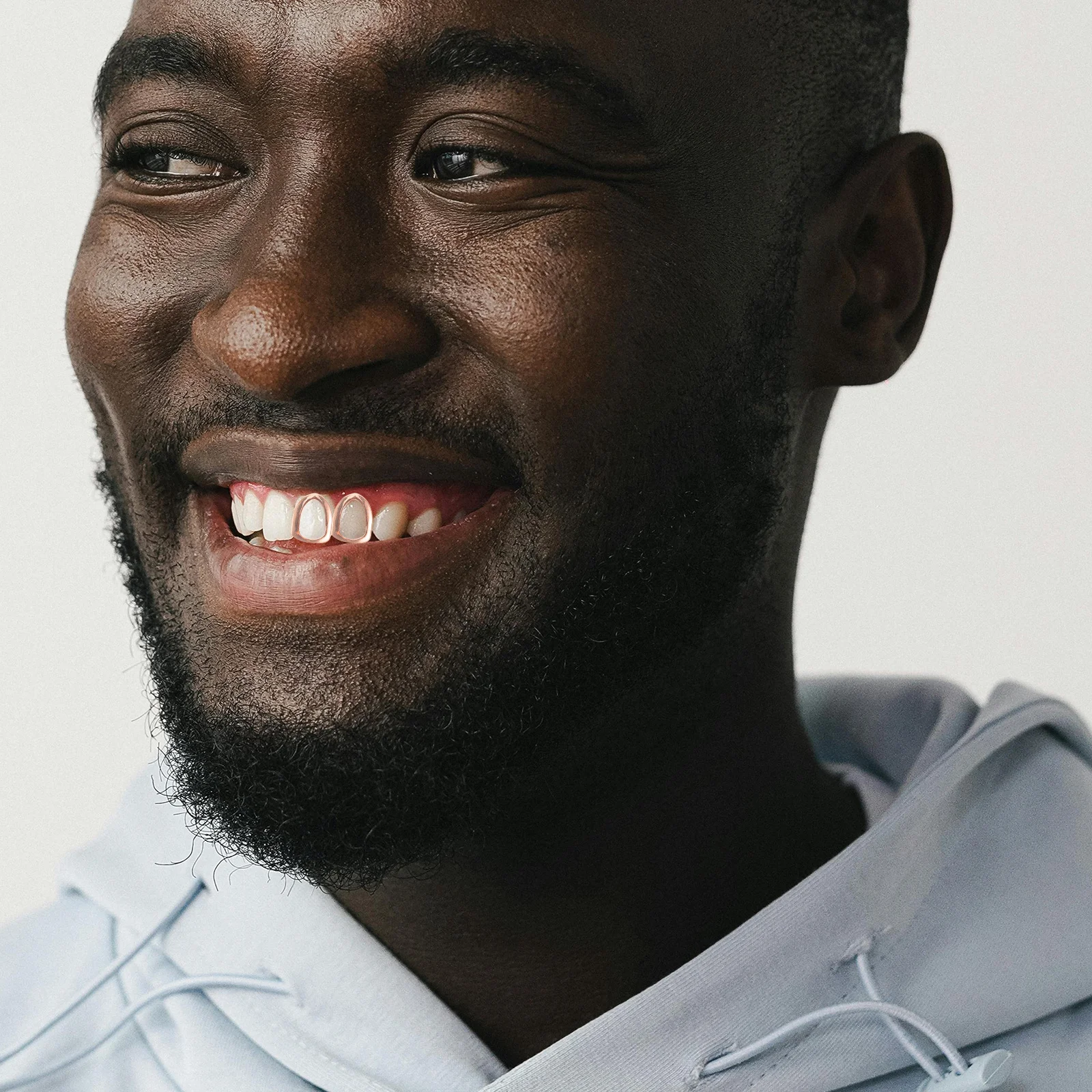 1 Juego de tapa de diente de oro Hollow Fang, joyería de un solo diente de cobre para hombres y mujeres, parrillas de boca de parrilla de Hip Hop, dientes de Cosplay para fiesta