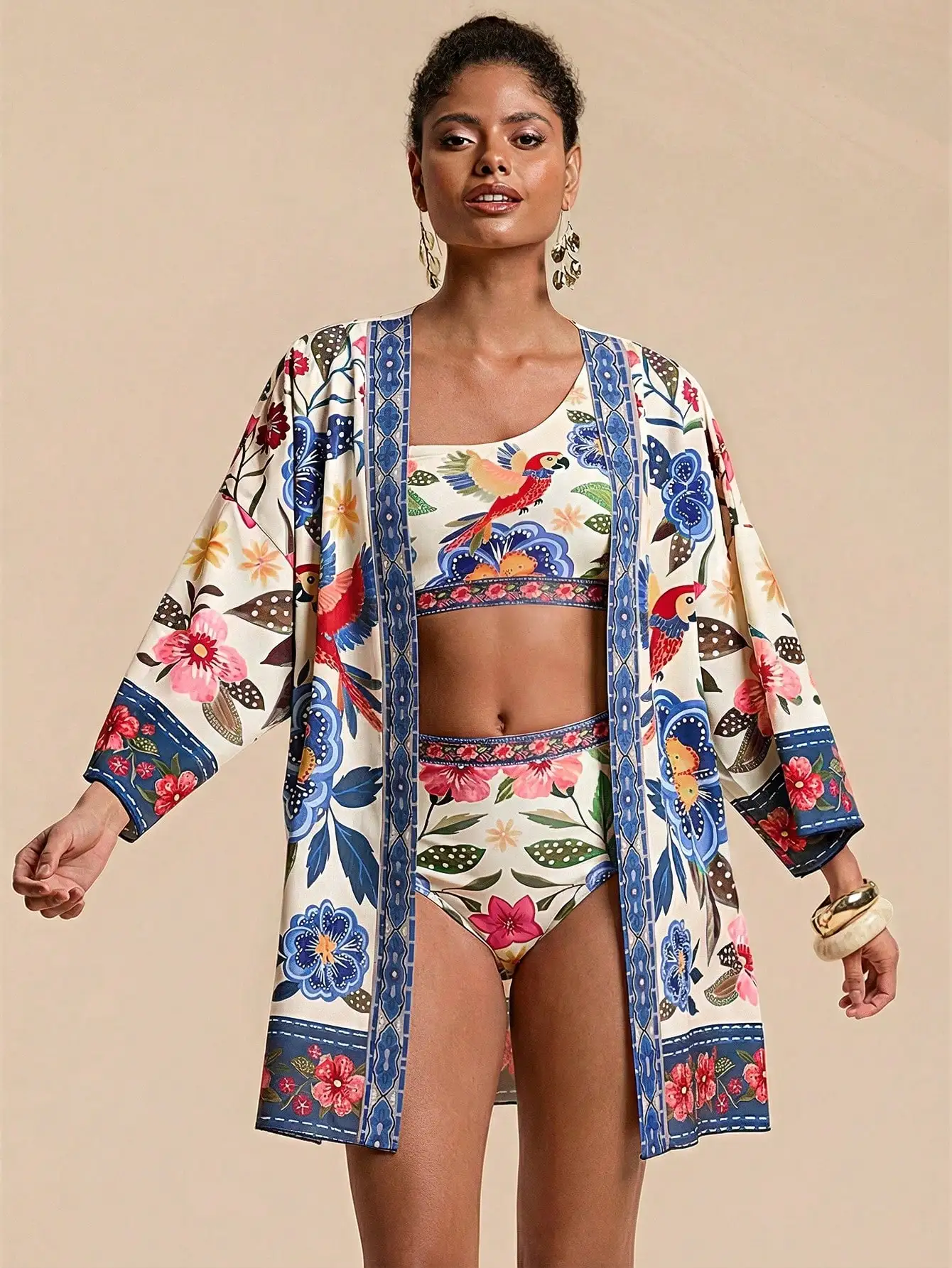 

Женское пляжное кимоно свободного кроя с цветочным принтом и изображением попугаев
