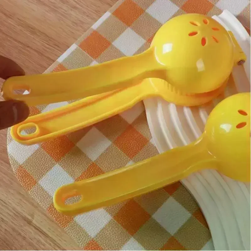 1Pcs Colorful Manual Lemon Juicer Creative Kitchen Gadgets Manual Lemon Clip Not Easy To Deform Mini Home Portable Lemon Clip