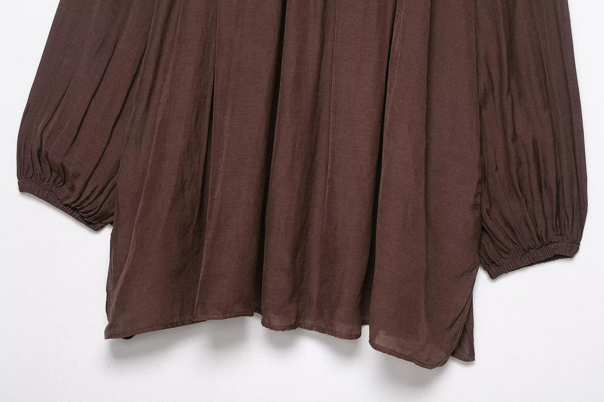 Damska bluzka na jesień 2025, nowa, codzienna, luźna, z odkrytymi ramionami, na jedno ramię, z bufiastymi długimi rękawami.