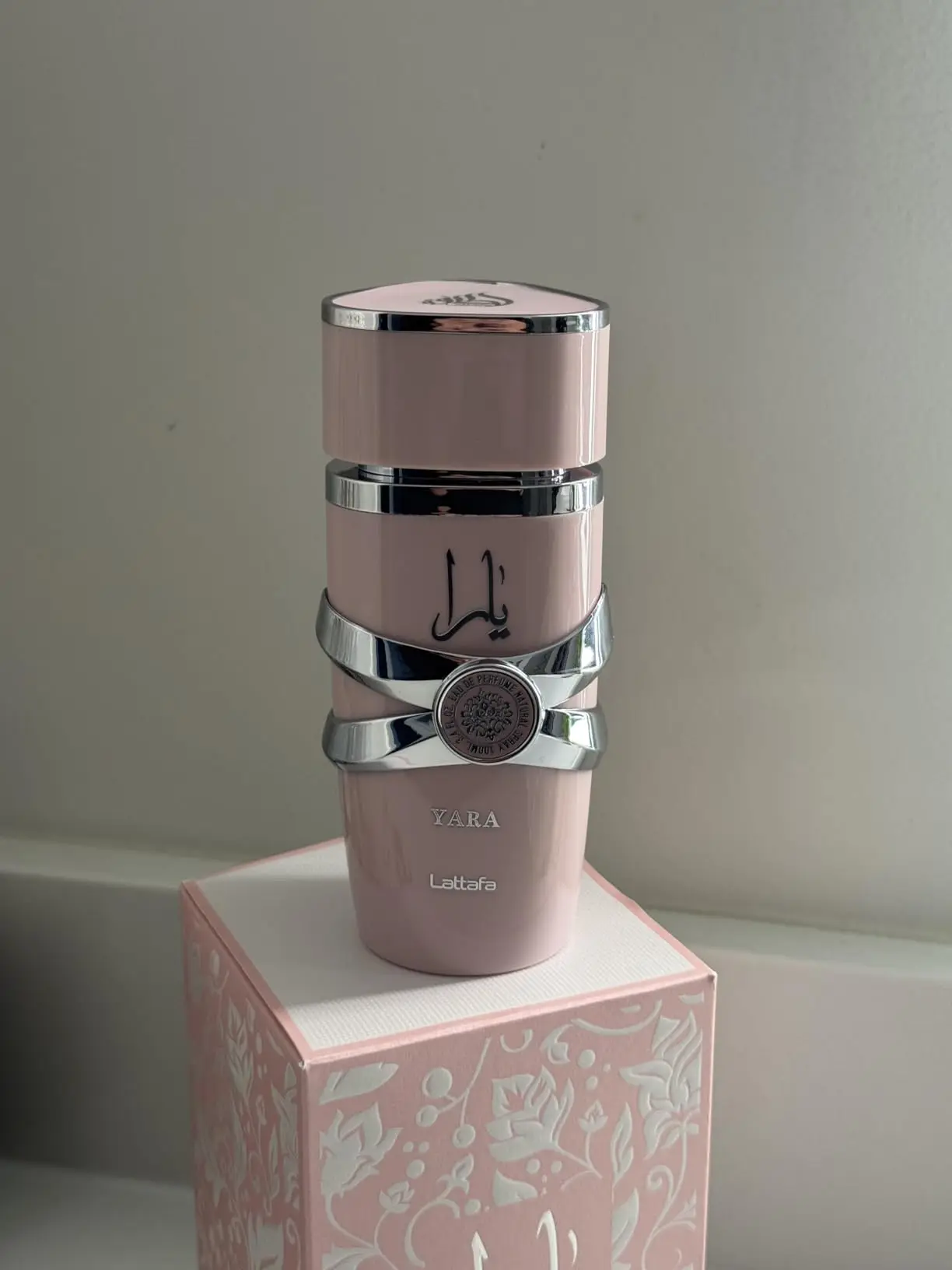 Yara par Lattafa Parfums |   Eau De Parfum - 100 ml (3,4 fl oz) |   - Parfum floral longue durée pour femme Meilleur cadeau de Noël