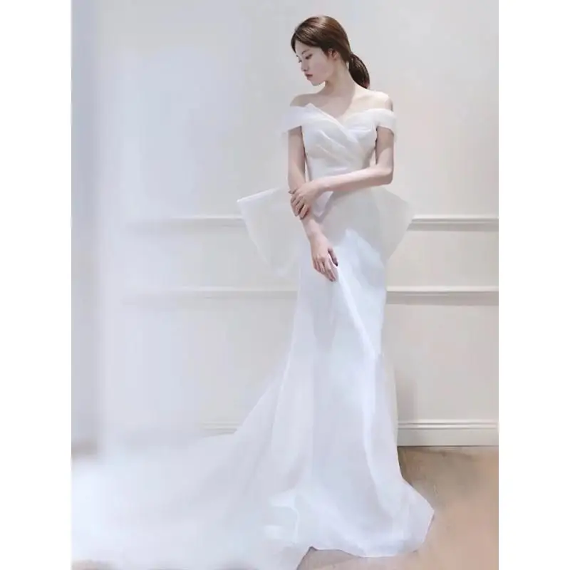 Une robe de mariée légère initiée, robe de mariée simple dos nu, robe blanche élégante avec nœud, grande taille personnalisée