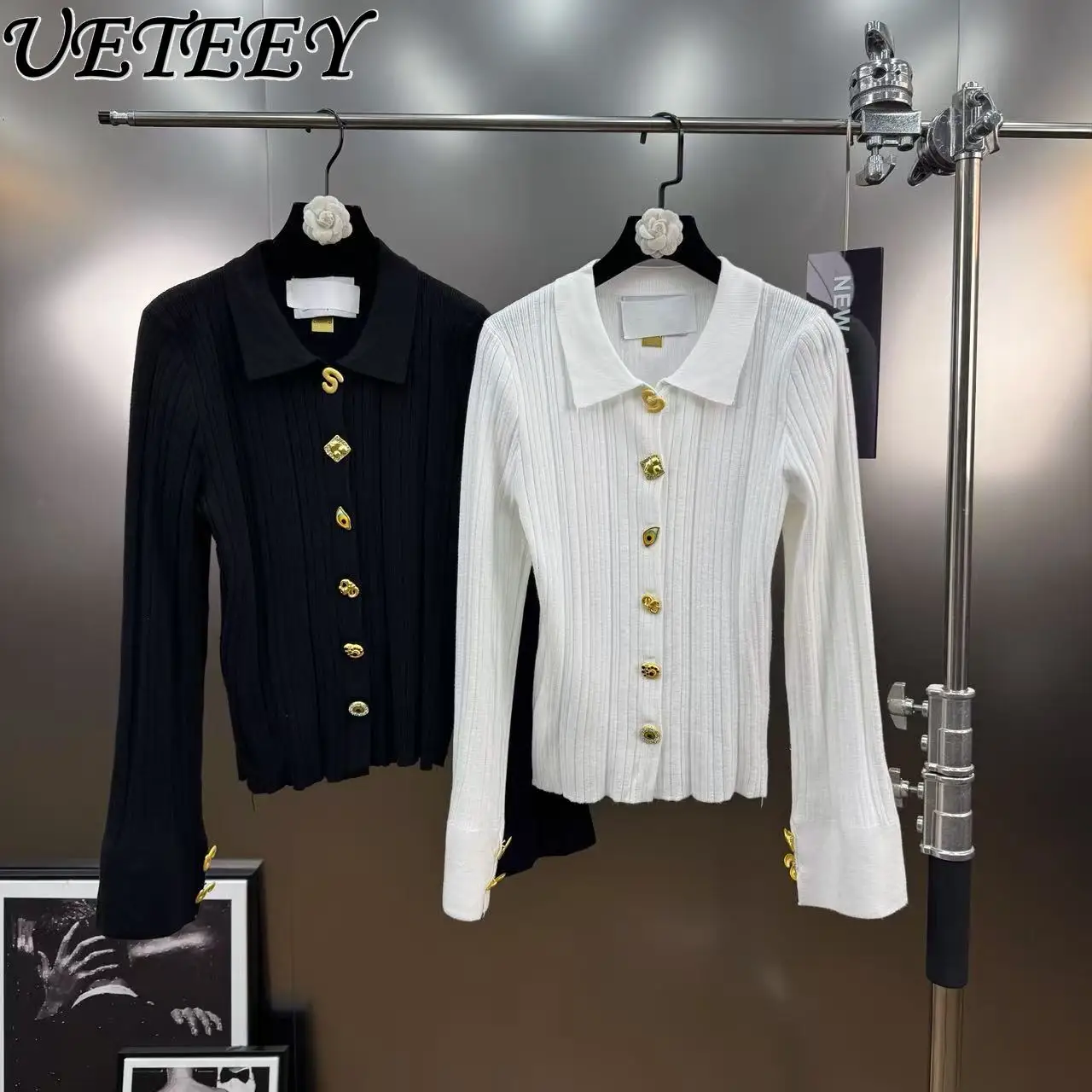 2025 Otoño Invierno nuevo suéter de manga larga con cuello vuelto Top con botones de Metal pesado estilo francés elegante cárdigan de punto negro