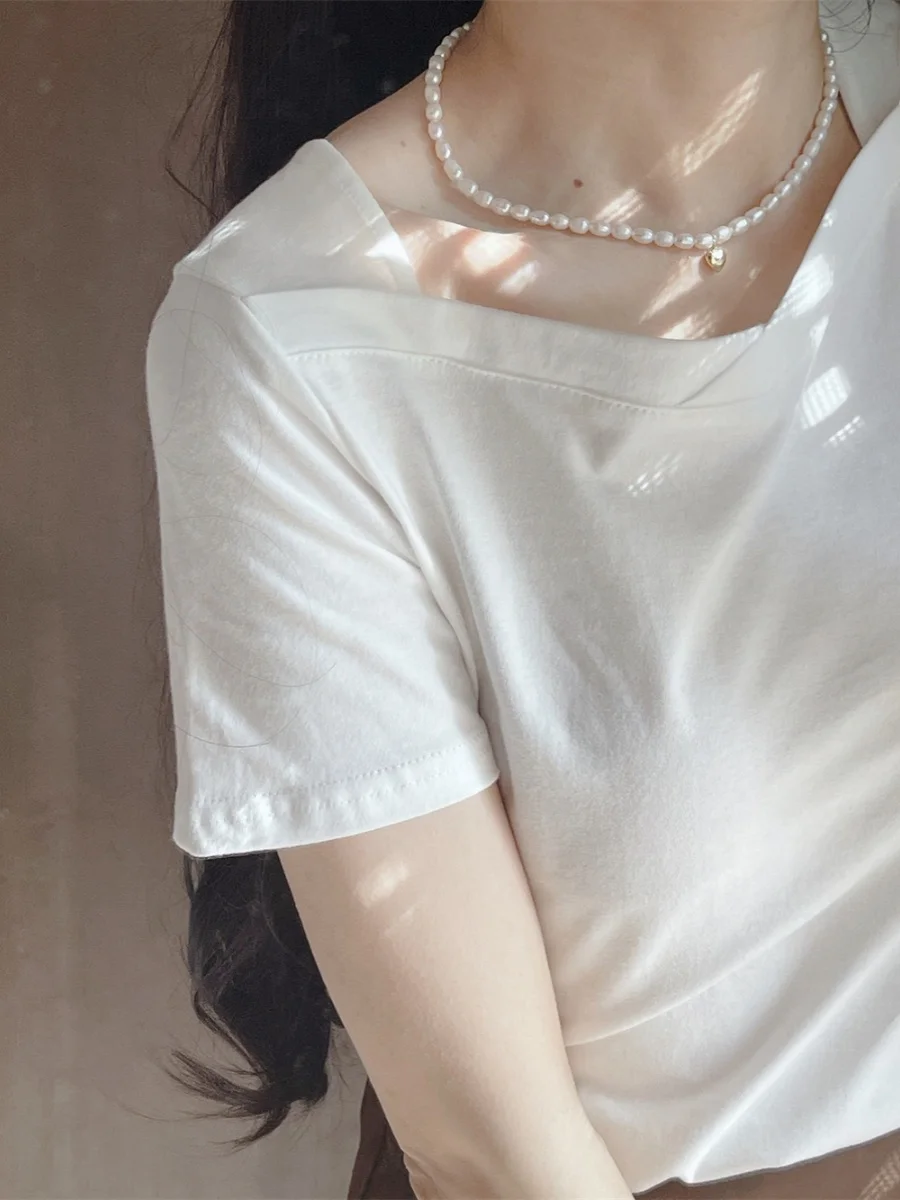 T-shirt in Puro Cotone Bianco Latte con Colletto Quadrato e Bottoni Laterali Design Snellente Casual Estivo