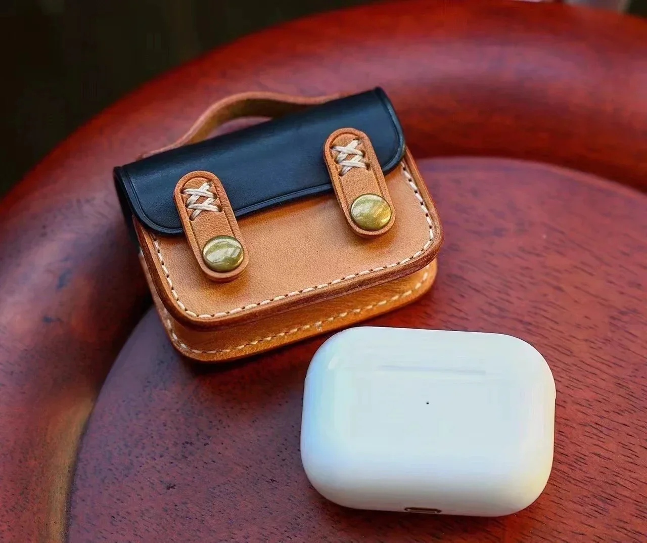 

First layer cowhide earphone bag, retro handmade mini bag, pendant with charging port, earphone bag, Apple earphone bag.