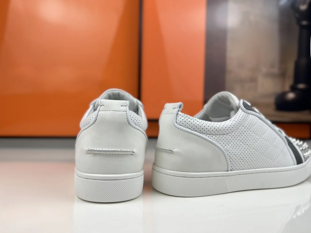 Luxury Men's Silver Glitter Rivets Cap Toe Low Top White Leather Red Bottom Sneakers Casual Boat Shoes Fashion Party Footwear