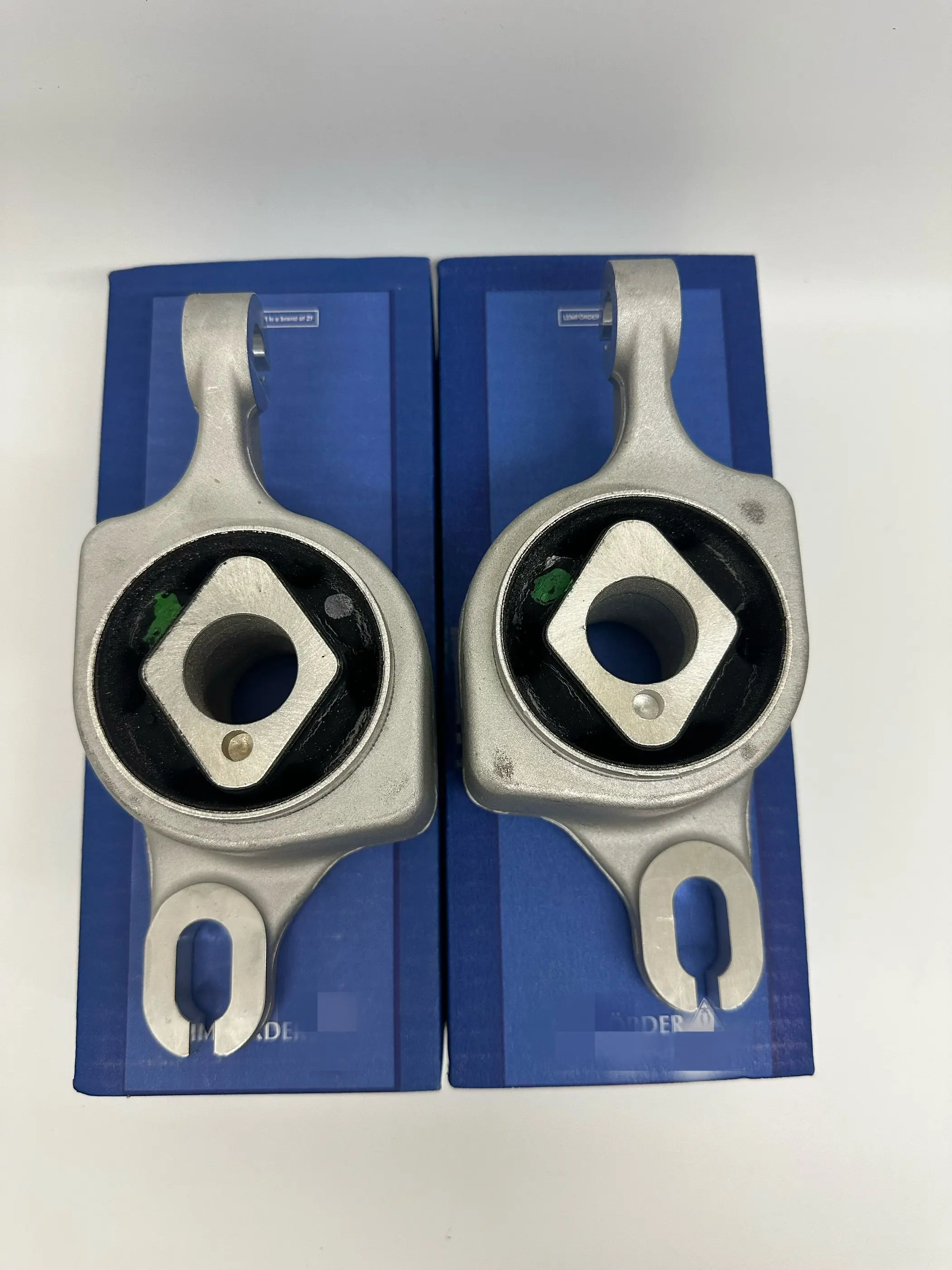 1663300143,1663300243 A pair of prices brand new around lateral control arm tray bushings for the mercedes-benz W164, W166, ML35